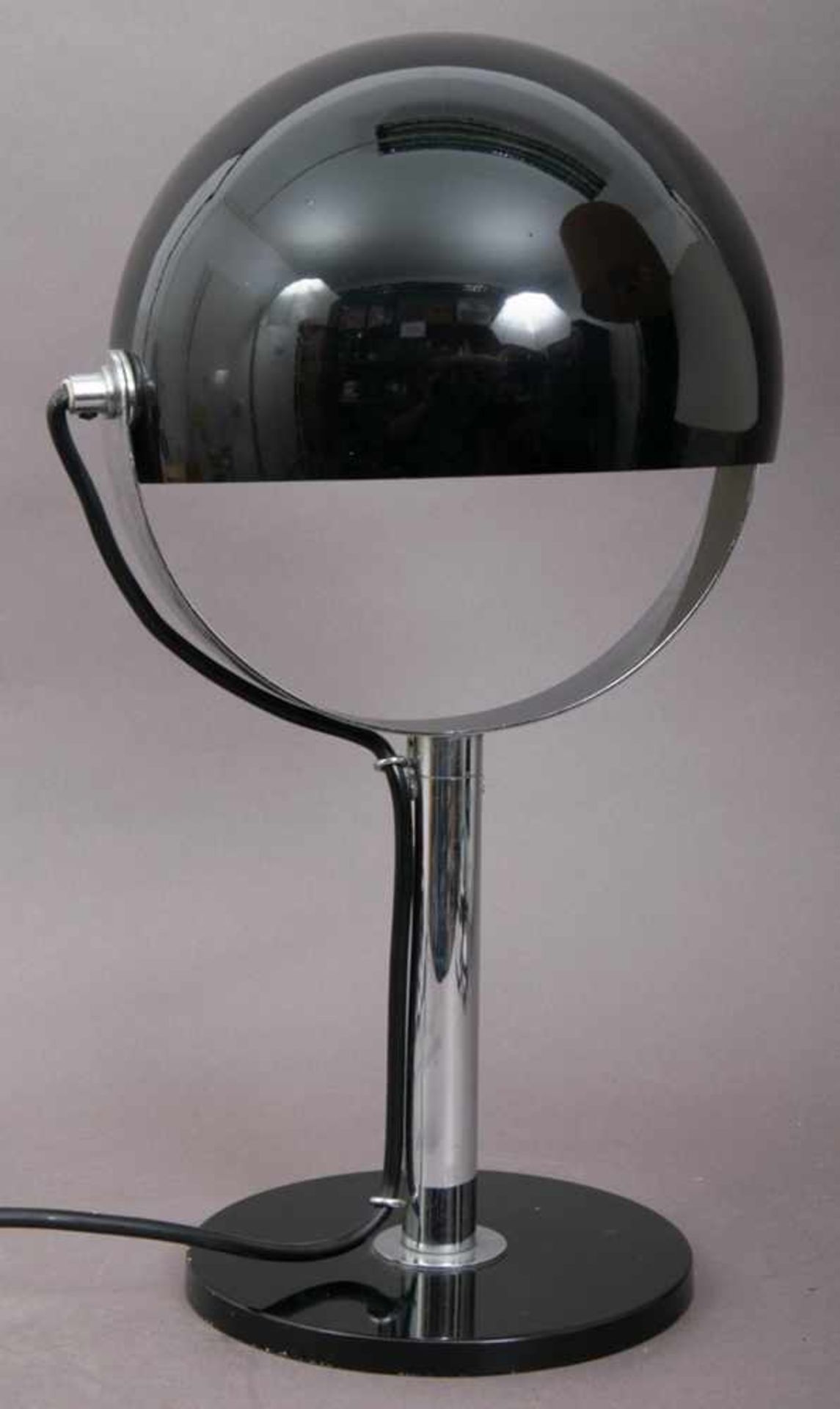Klassische Schreibtischlampe/Tischlampe.Schwarz lackiertes & verchromtes Metall, drehbarer, runder