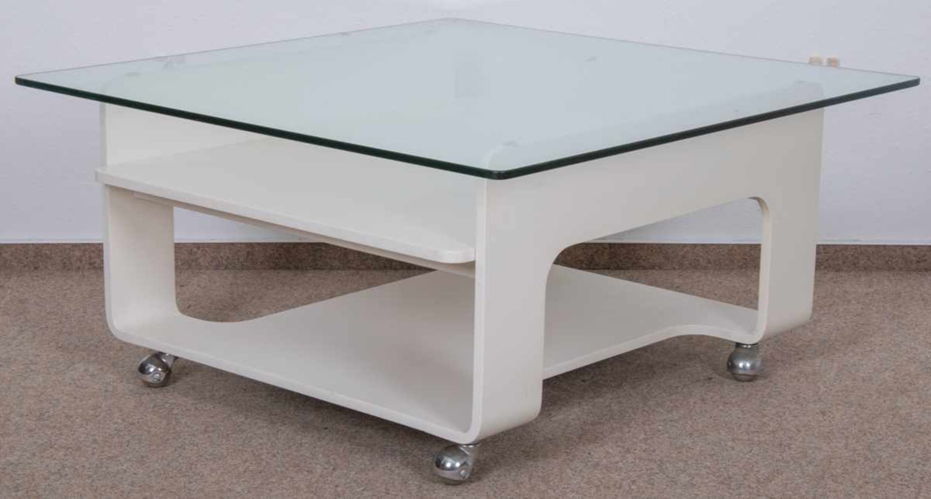 Couchtisch der 1960er/70er Jahre, weiß lackiertes Tischgestell aus gebogenem Holz(?), auf Rollen,