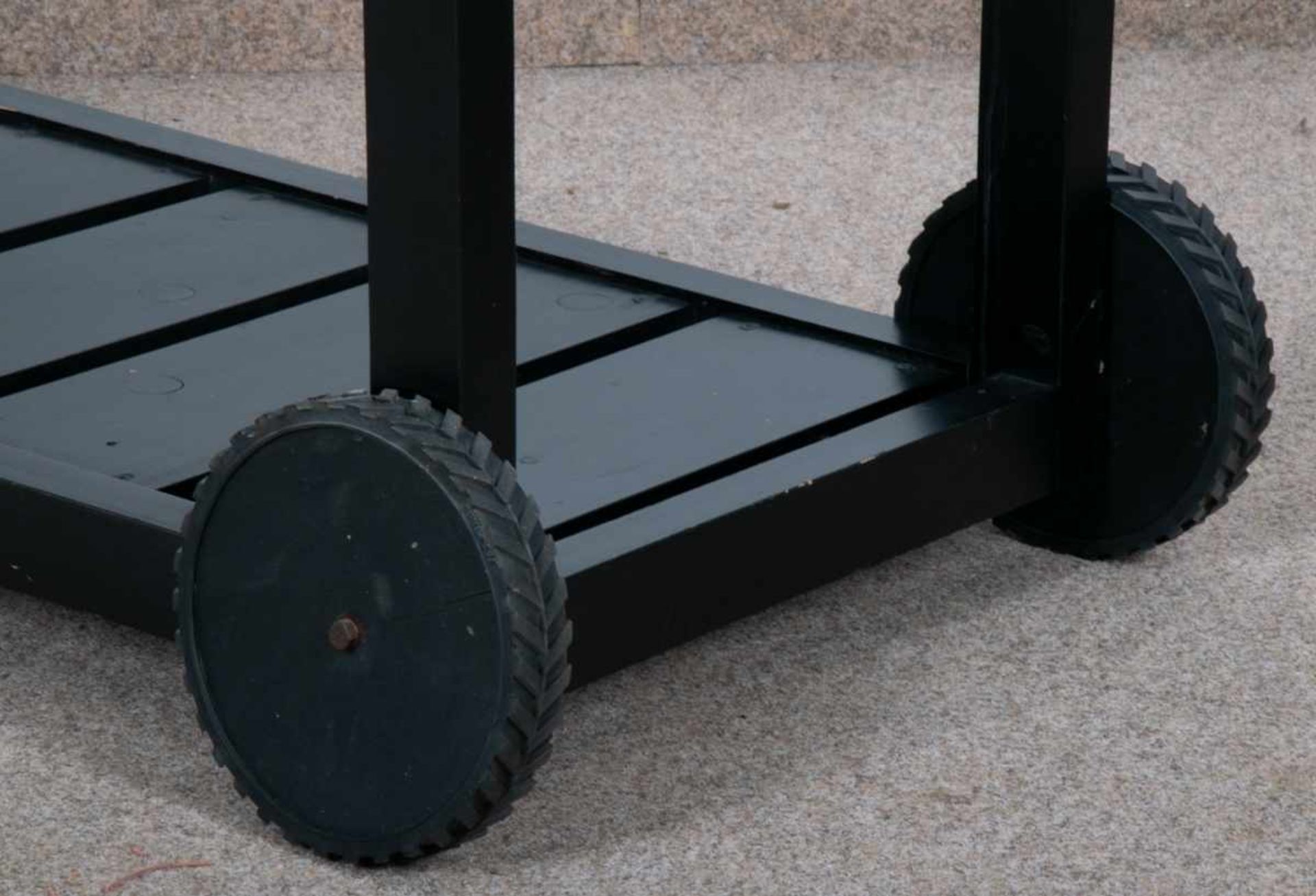 Rollbarer Gartentisch, schwarz lackiertes Nadelholz auf Kunststoffrollen gelagert/bedingt beweglich, - Bild 6 aus 6