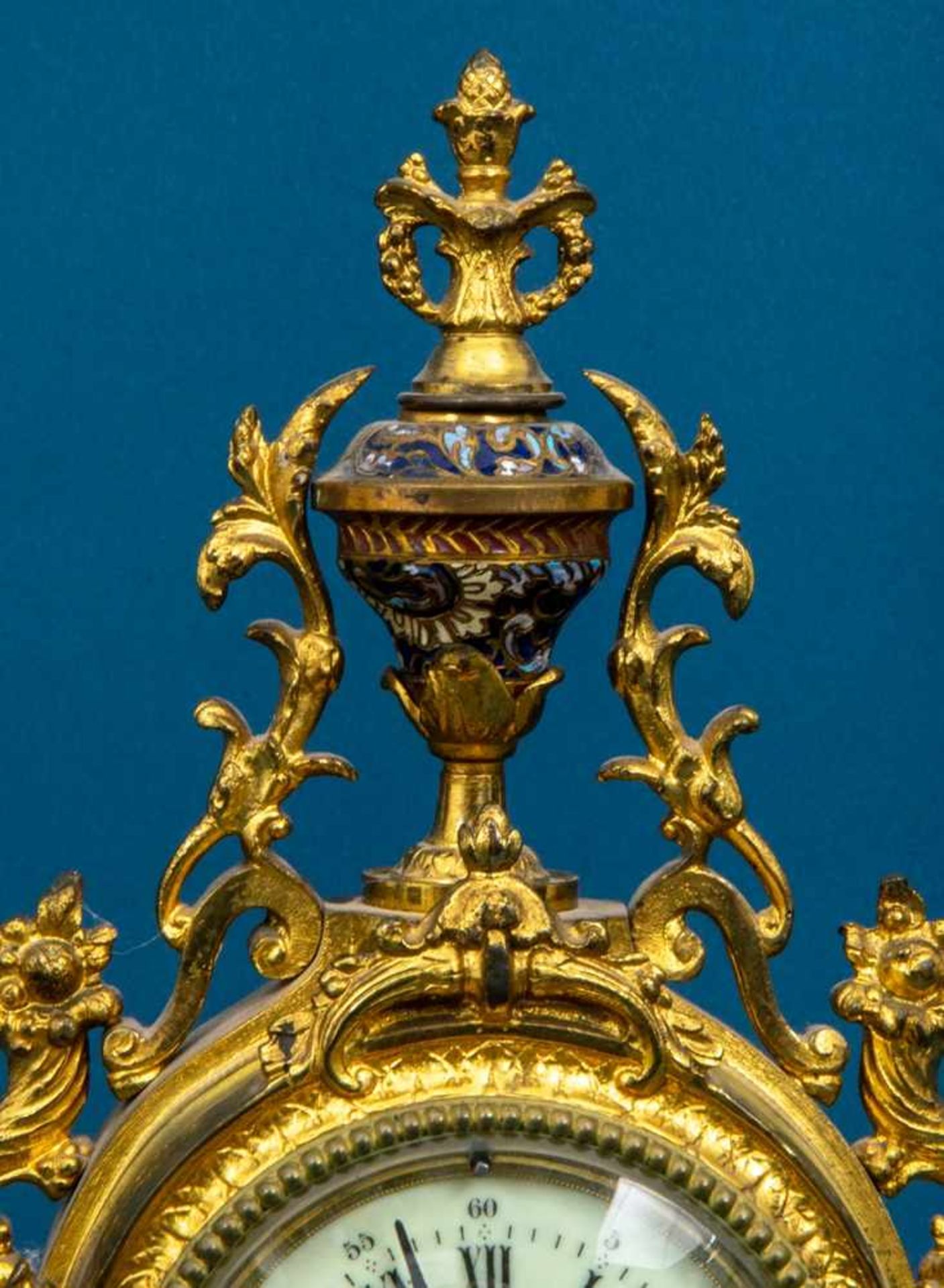 Antike Kaminuhr, Historismus um 1870/90, vergoldetes Messinggussgehäuse, teilweise emaillierter - Bild 7 aus 11