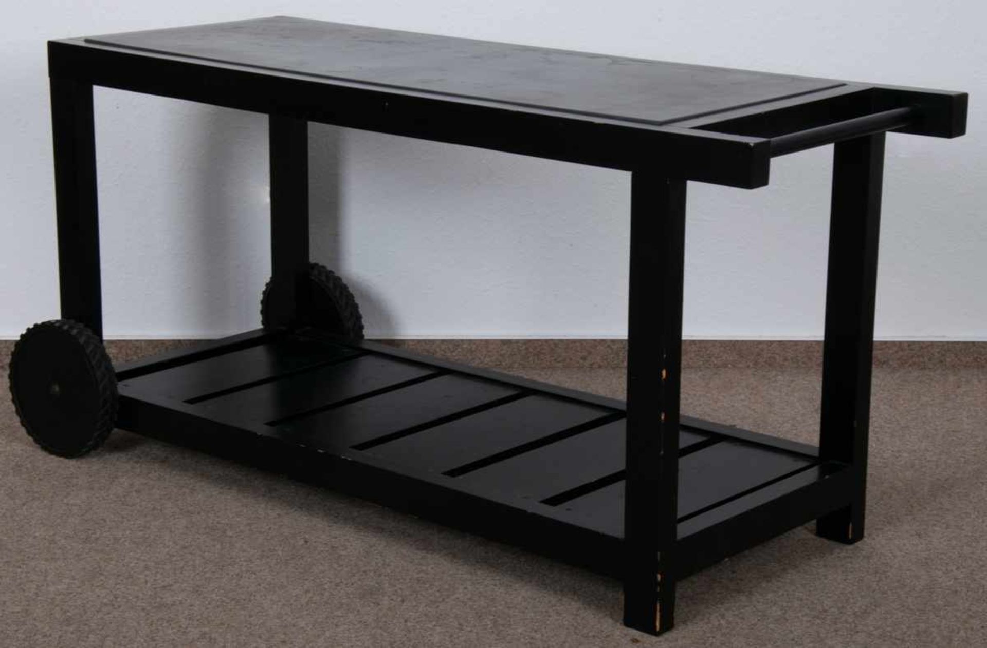 Rollbarer Gartentisch, schwarz lackiertes Nadelholz auf Kunststoffrollen gelagert/bedingt beweglich,