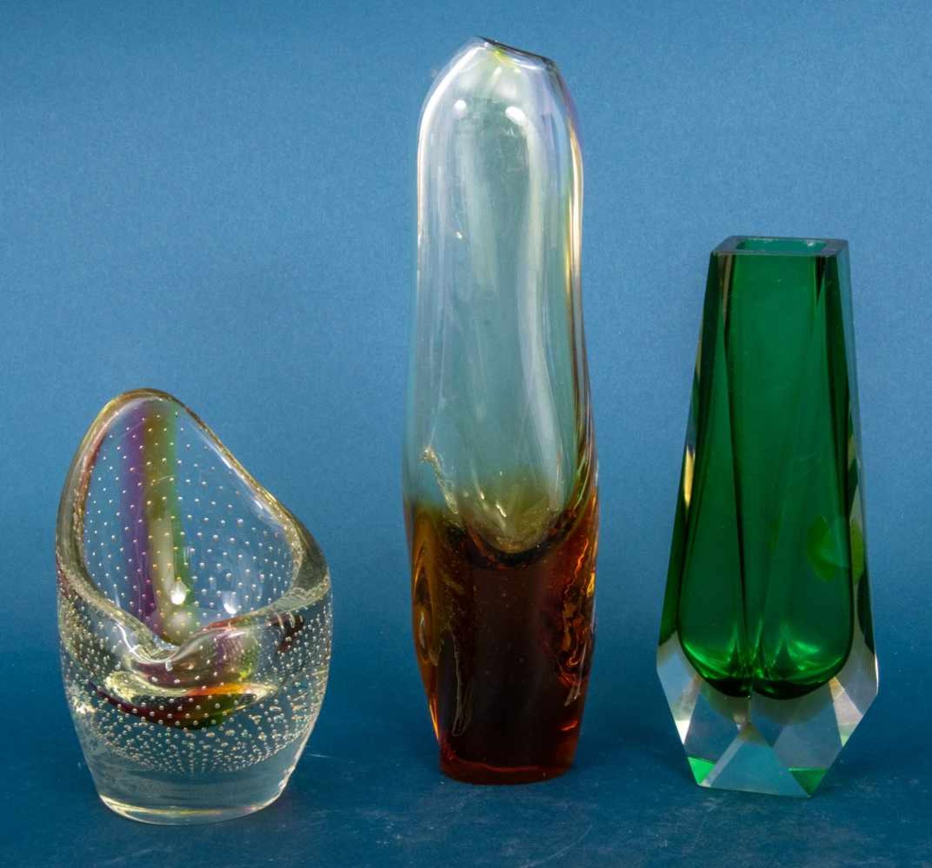 8teiliges Konvolut versch. farbiger Glasobjekte, u. a. Vasen, Schalen & Aschenbecher, 2. Hälfte - Bild 3 aus 8
