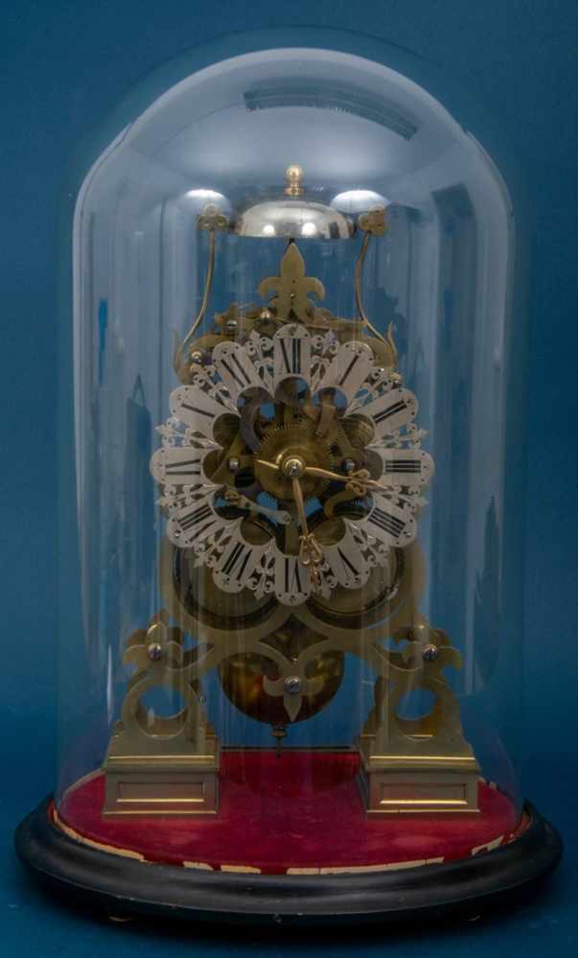 Englische Skelettuhr des 19. Jhds., unter Glassturz, Halbstundenschlag auf obenliegender Glocke.