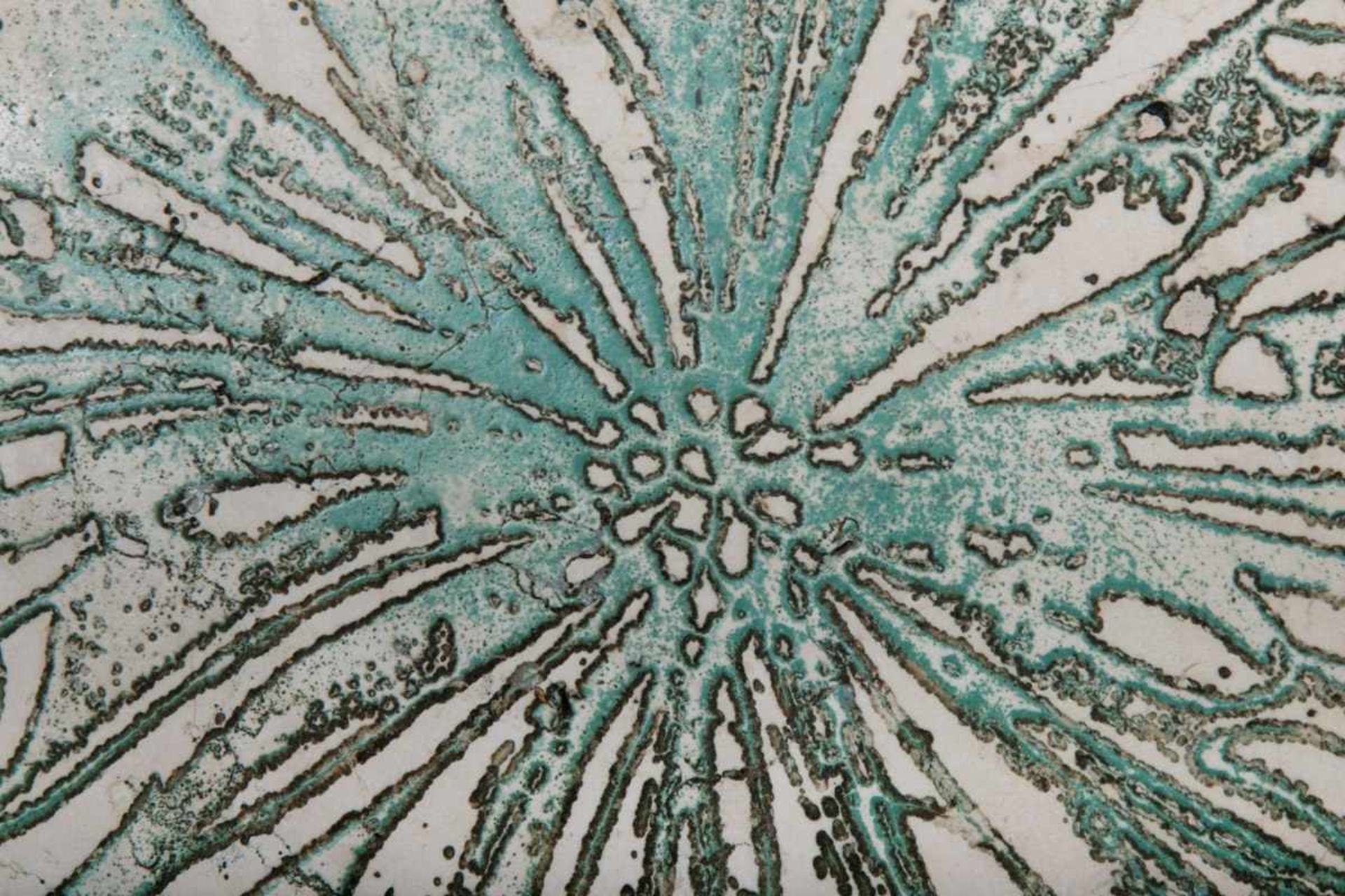 Quadratischer Couchtisch, grünlich patiniertes Metallgestell mit lose aufliegender Marmorplatte - Bild 15 aus 15