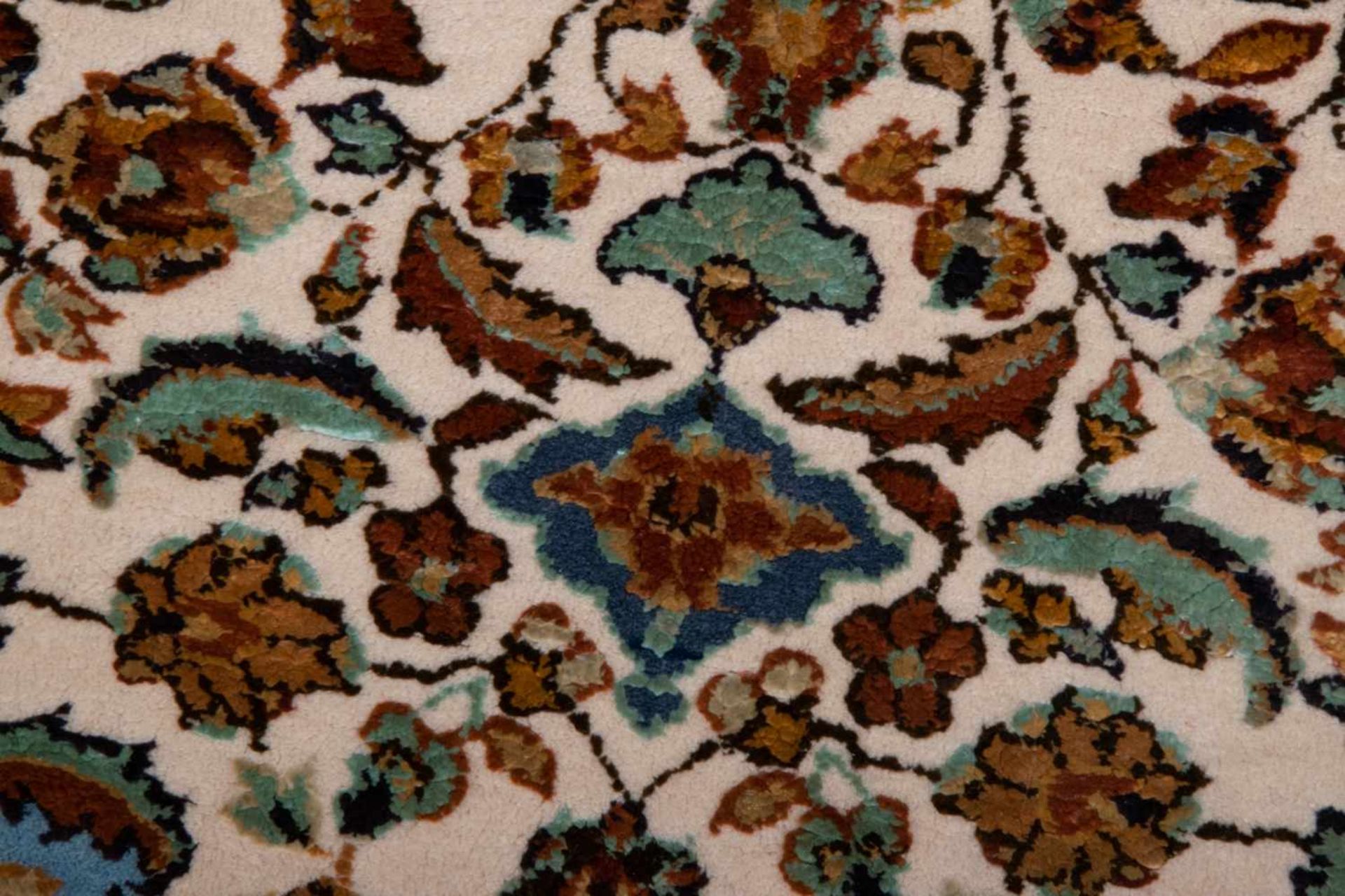Kleine, iranische Teppichbrücke, heller Fond mit versch. Florhöhen, zentrales Medaillon. Ca. 63 x 90 - Bild 6 aus 9