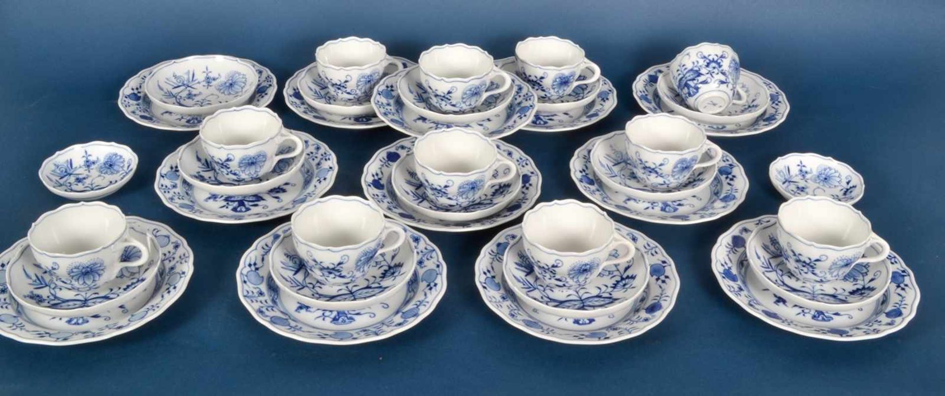 12 dreiteilige Kaffeegedecke ( 1 Tasse fehlt), Meissen, Schwertermarke, bestehend aus 11 Tassen,