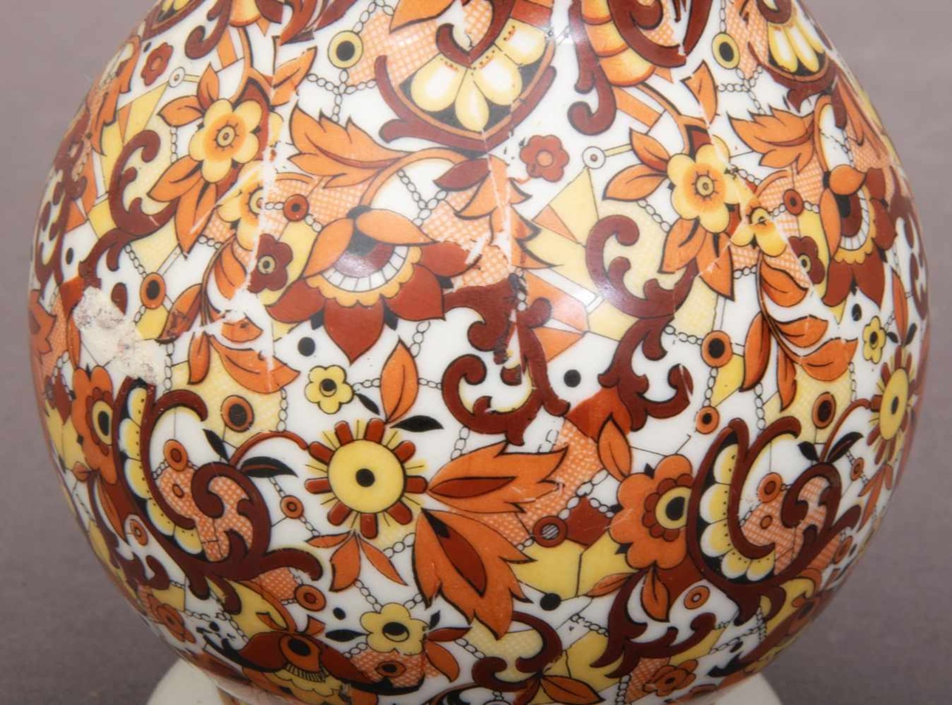 Zweiteiliges Tischvasenset "Schoenau". Elfenbeinfarbenes Porzellan mit abstraktem Floralmuster in - Image 4 of 8