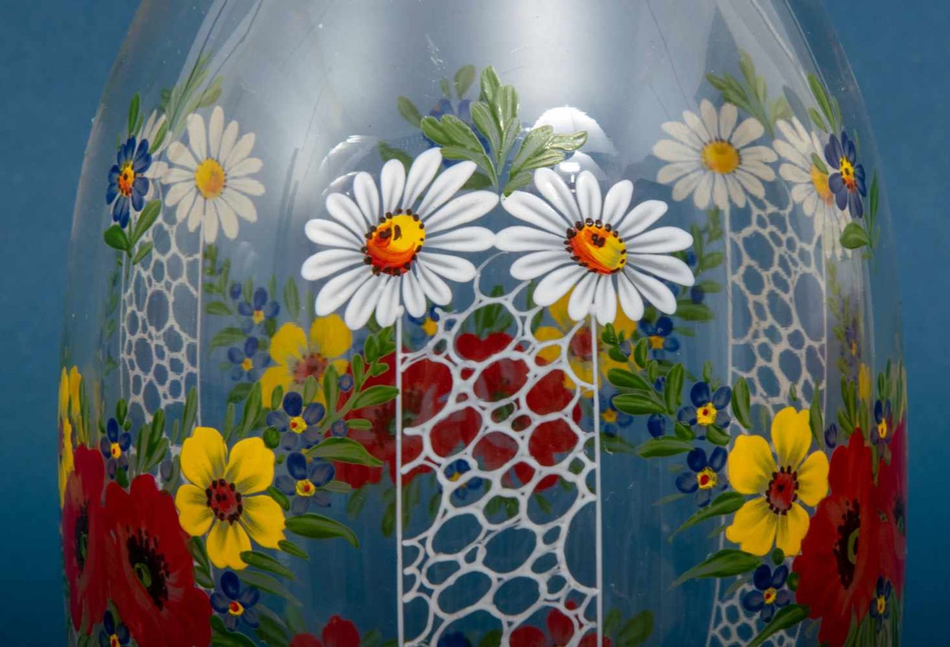 Tischvase, dickwandiges, farbloses Klarglas, 1920er/30er Jahre, mit farbenfrohem Floraldekor bemalt. - Image 4 of 5