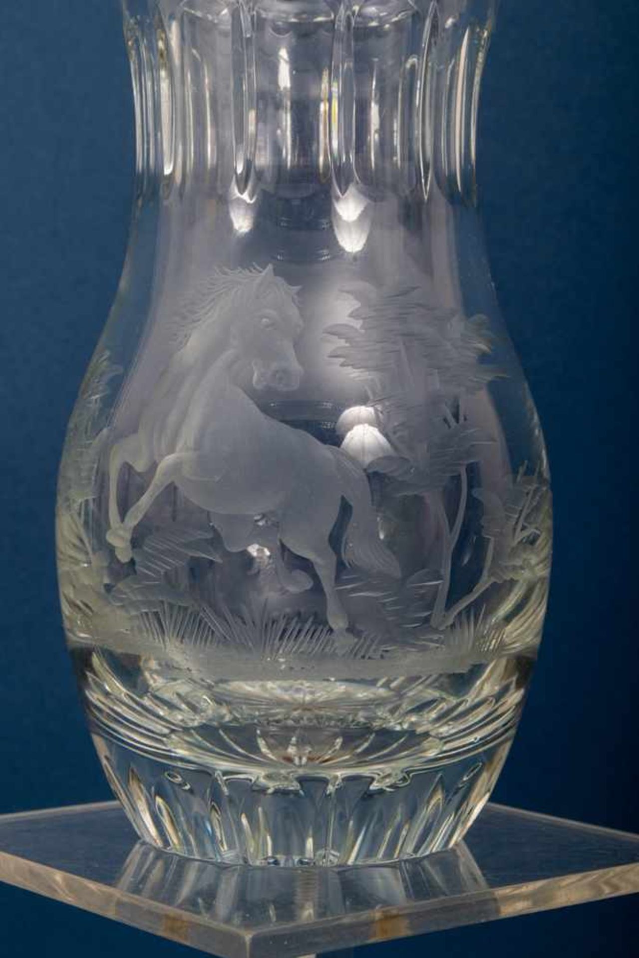 3teiliges Konvolut versch. Glasobjekte mit geschliffenen Faunaldekoren, bestehend aus Henkeltopf ( - Image 2 of 6
