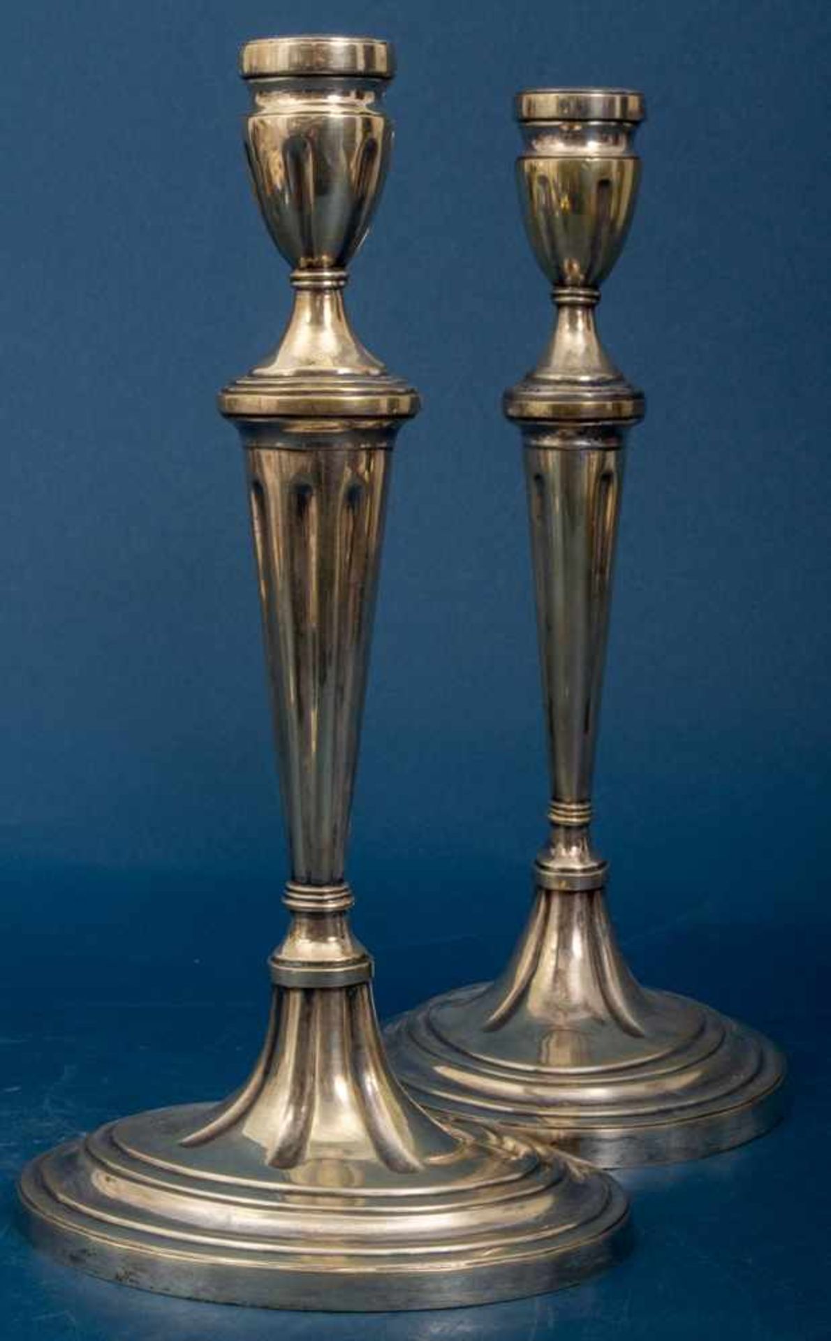 Paar hoher, einflammiger Kerzenleuchter, klassizistische Formgebung. Kannelierter, konischer - Bild 2 aus 7