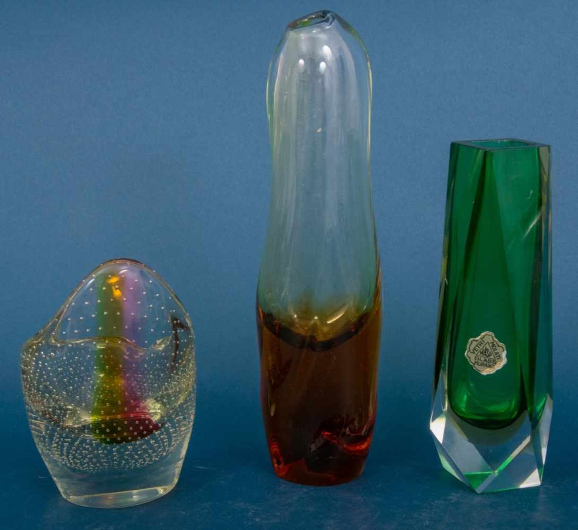 8teiliges Konvolut versch. farbiger Glasobjekte, u. a. Vasen, Schalen & Aschenbecher, 2. Hälfte - Bild 4 aus 8