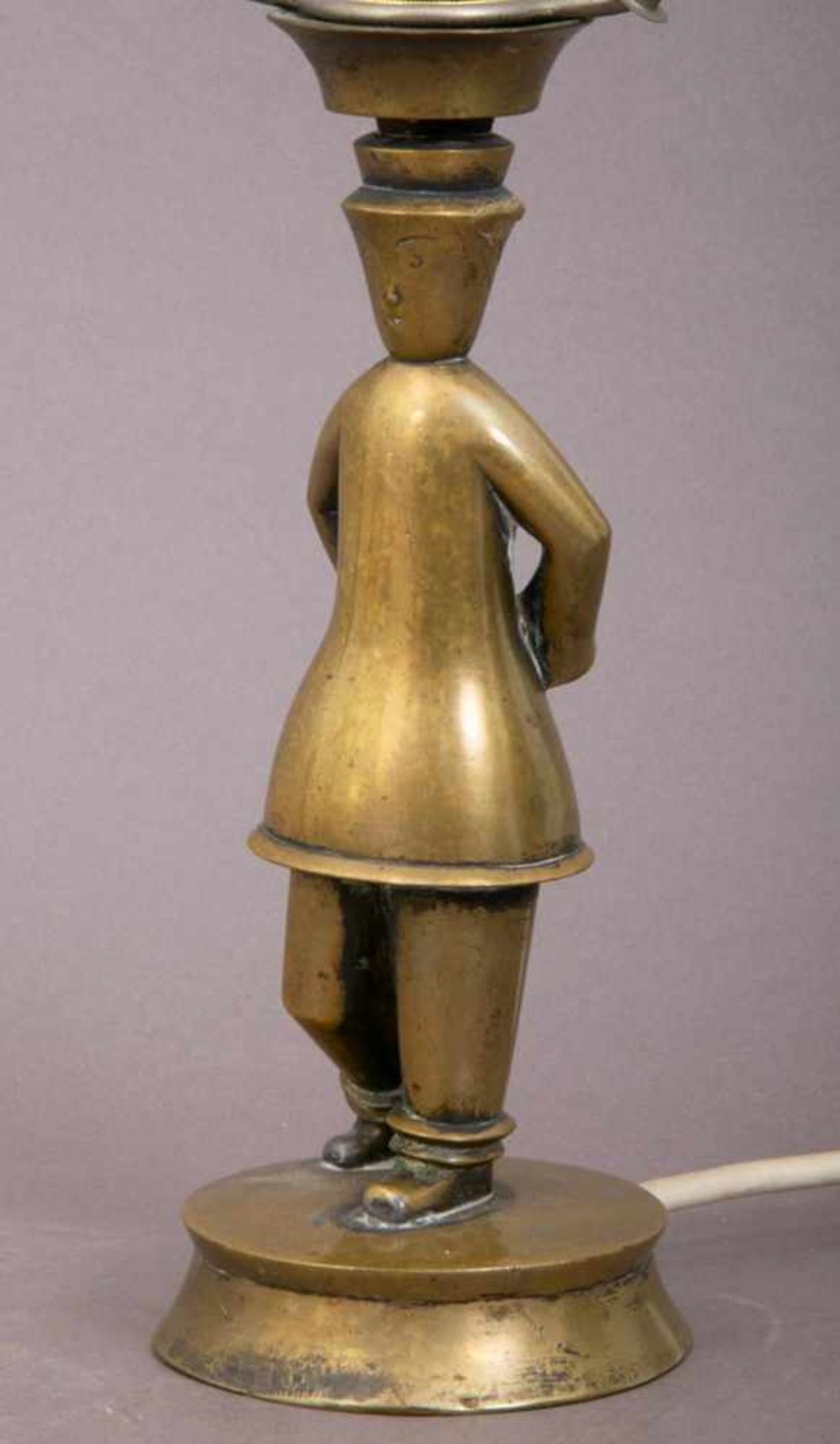 "Junges Mädchen" im Schnee, Tischlampenfuß der 1920/30er Jahre, Messing. Höhe der Figur ca. 20 cm. - Image 2 of 11