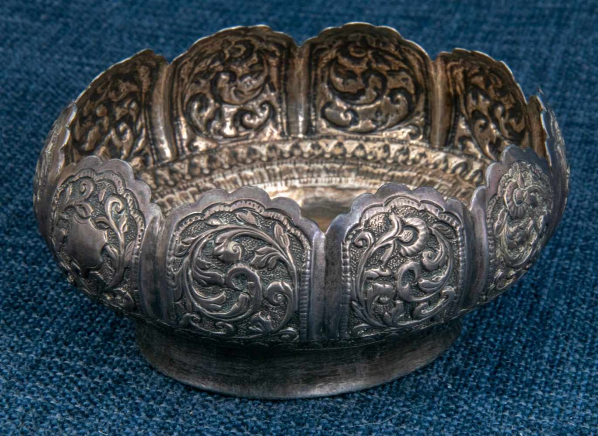 Kleine runde Silberschale, wohl Nordafrika oder vorderer Orient, Silber (ungepunzt), ca. 5 x 11 x 10 - Bild 2 aus 5