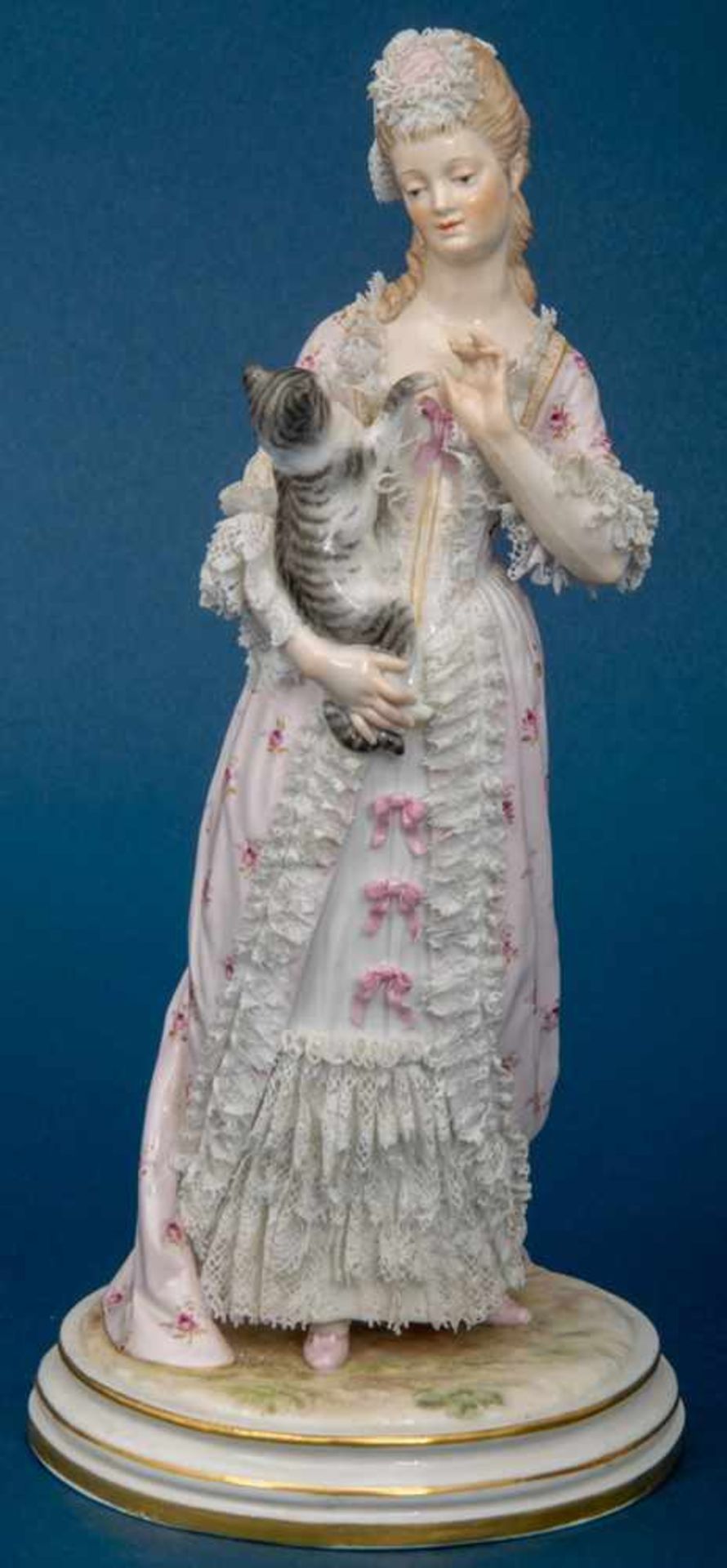 "Galante junge Dame mit Katze". Meissen, Schwertermarke, 1. Wahl, Modellno. L 163, Entwurf von Jacob - Bild 4 aus 7