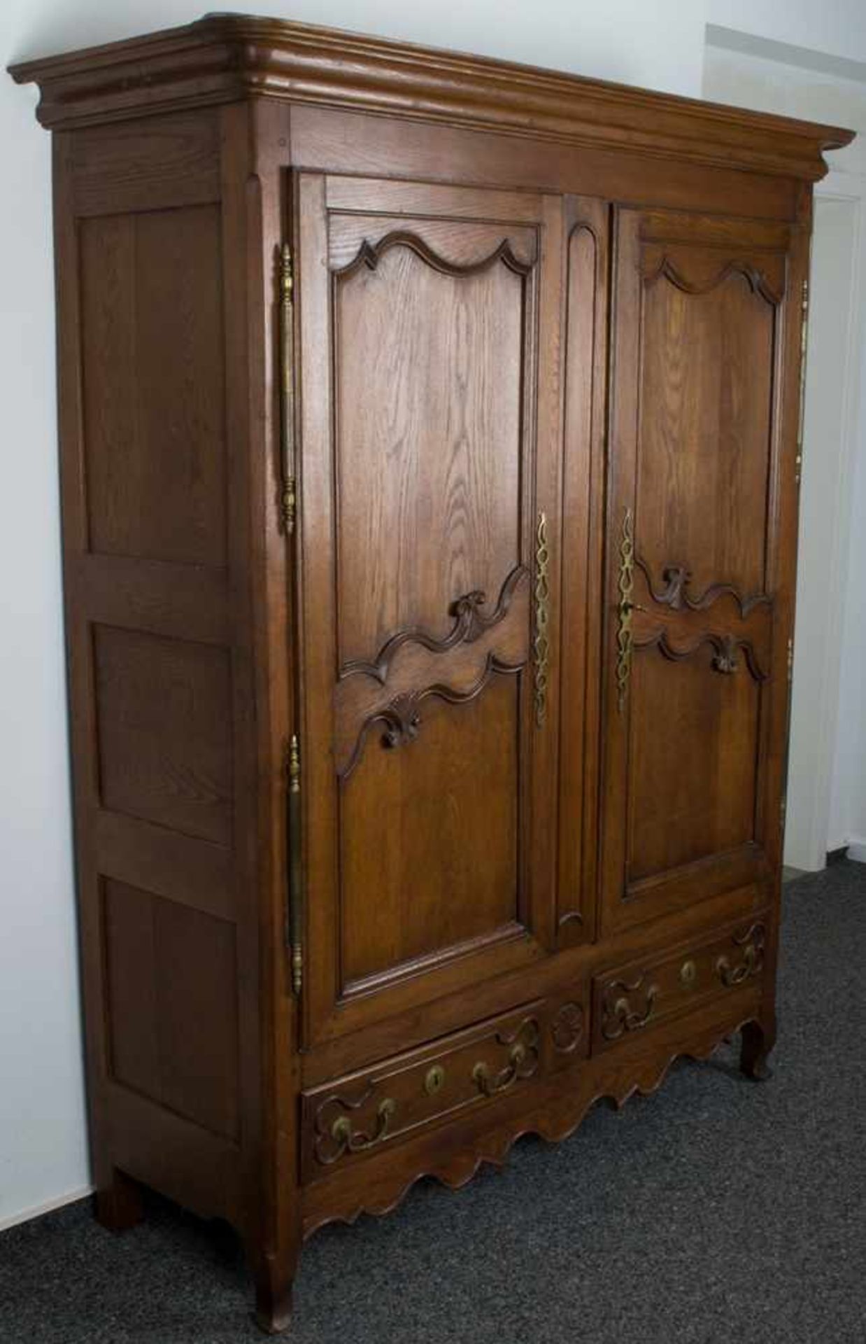 Zweitüriger Wäscheschrank, Elsass-Lothringer-Stil, 19./20. Jhd., schweres Messingbeschlagwerk, Eiche - Bild 2 aus 11