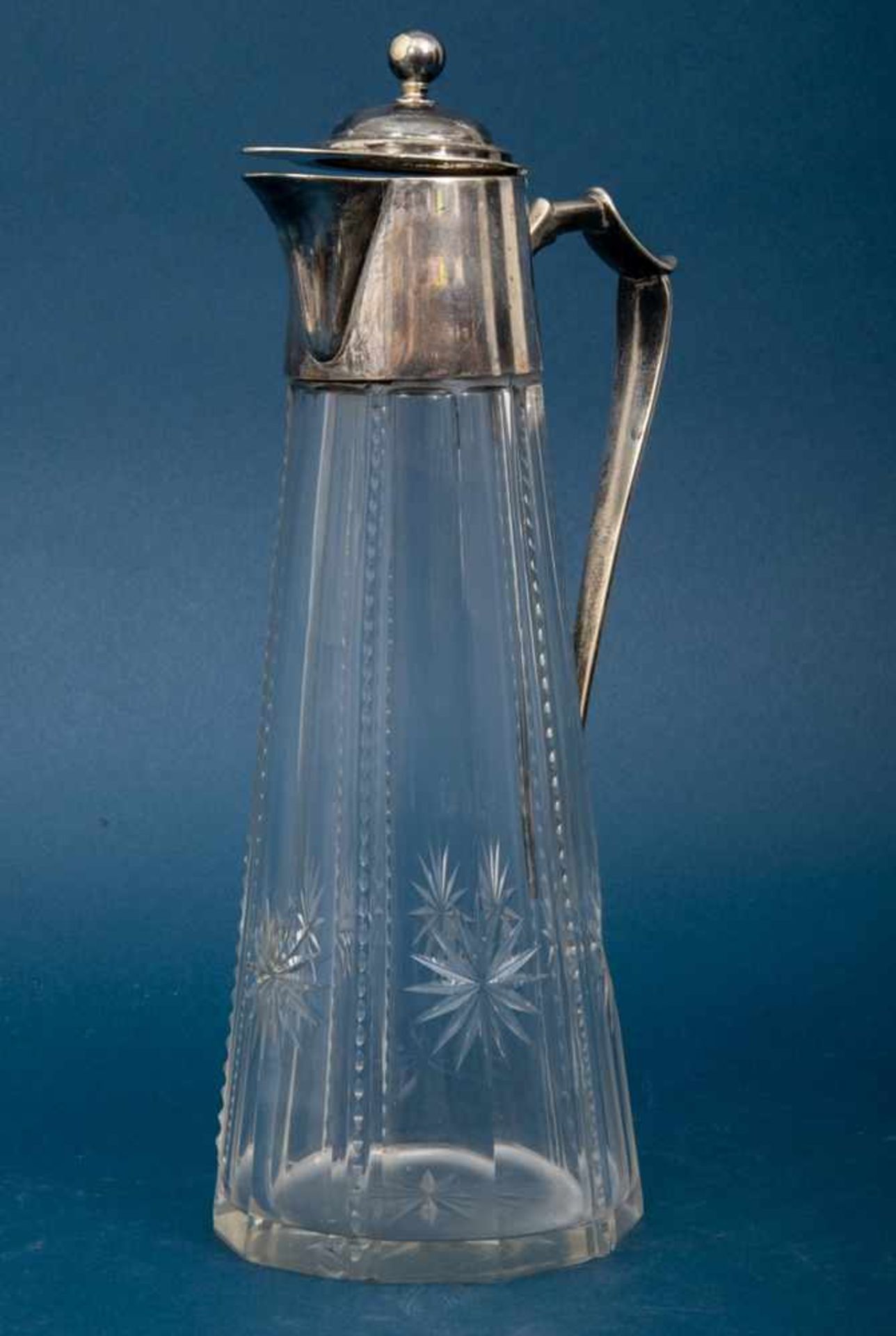 Schenkkanne/ Saftkanne, farbloses Klarglas mit versilberter Montur, Höhe ca. 30 cm; Deckel minimal