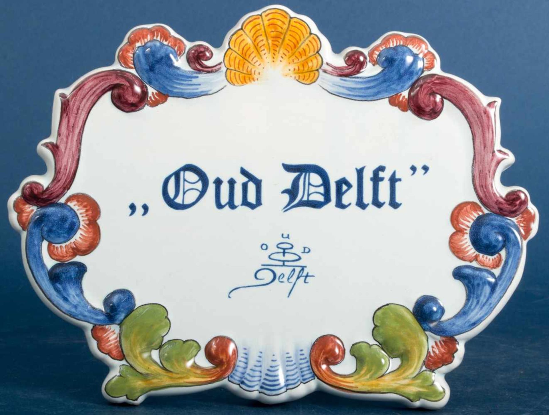 "OUD DELFT" - aufstellbares Händlerschild. Ca. 17 x 22 cm. Sehr schöner Erhaltungszustand.- - -20.00