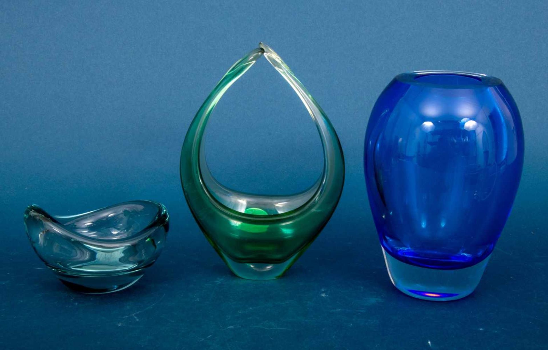 8teiliges Konvolut versch. farbiger Glasobjekte, u. a. Vasen, Schalen & Aschenbecher, 2. Hälfte - Bild 5 aus 8