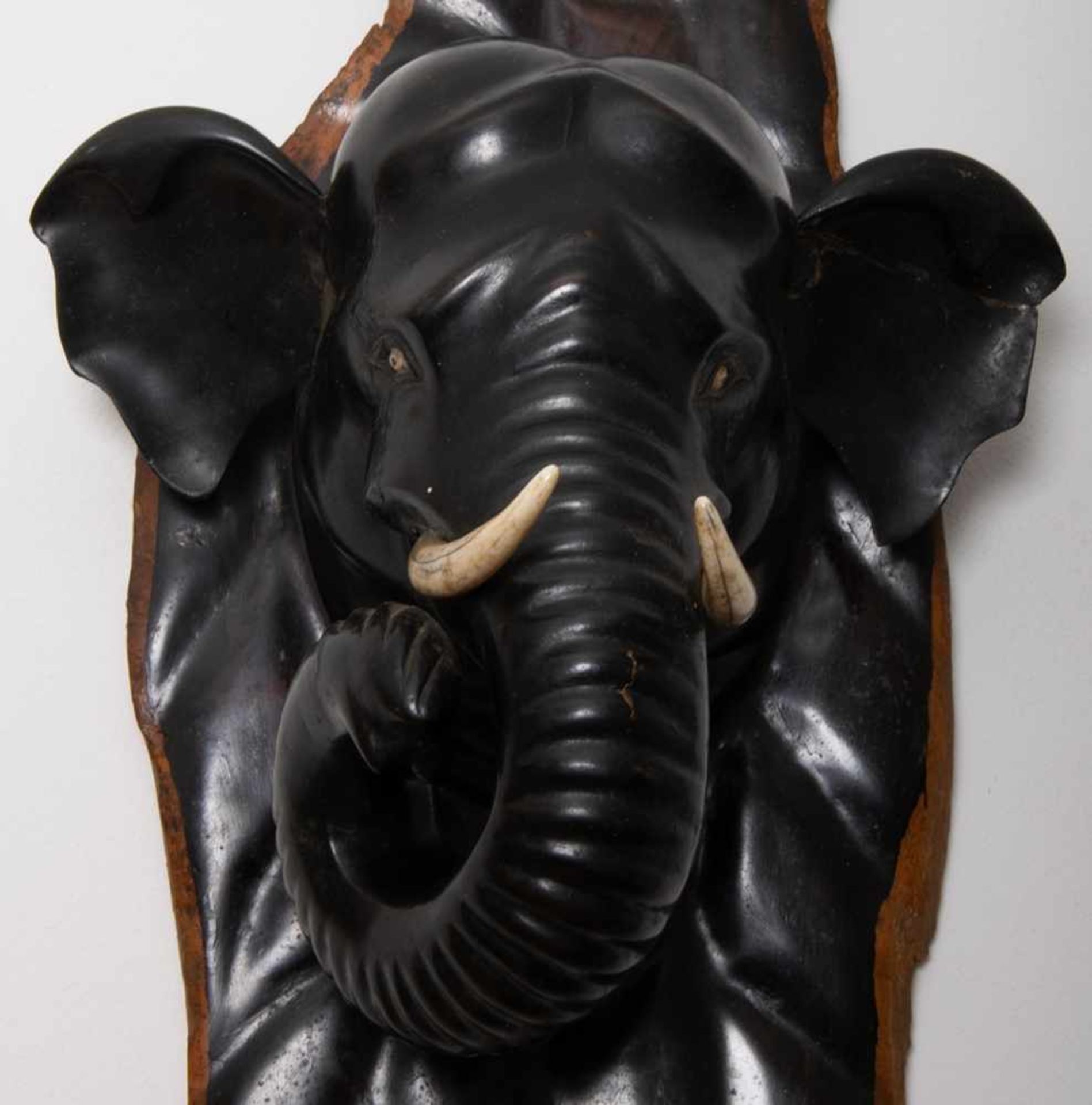 "Elefantenkopf" - stilisierte/handgeschnitzte Trophäe, Hartholz mit eingesetzten Glasaugen & - Image 3 of 7
