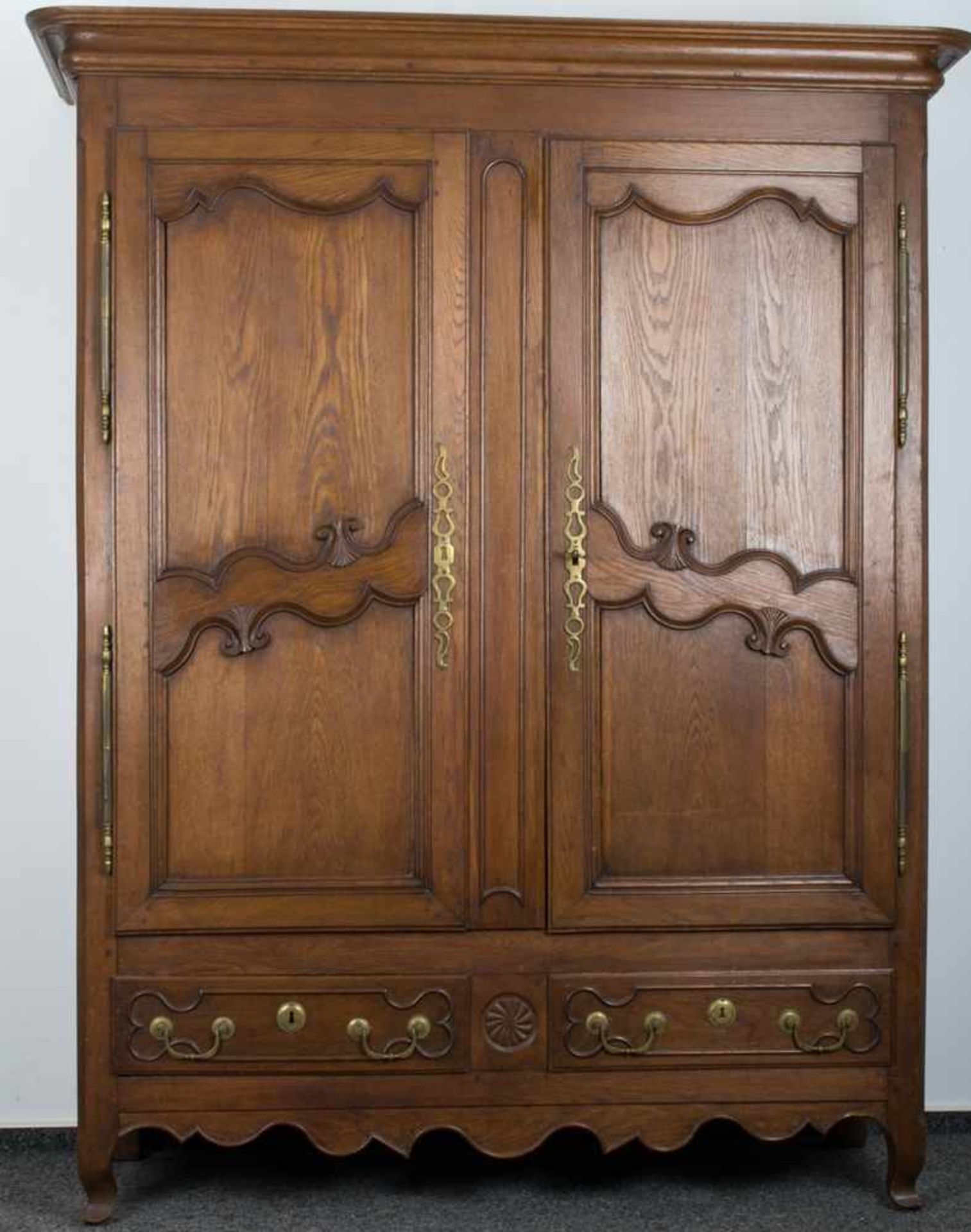 Zweitüriger Wäscheschrank, Elsass-Lothringer-Stil, 19./20. Jhd., schweres Messingbeschlagwerk, Eiche