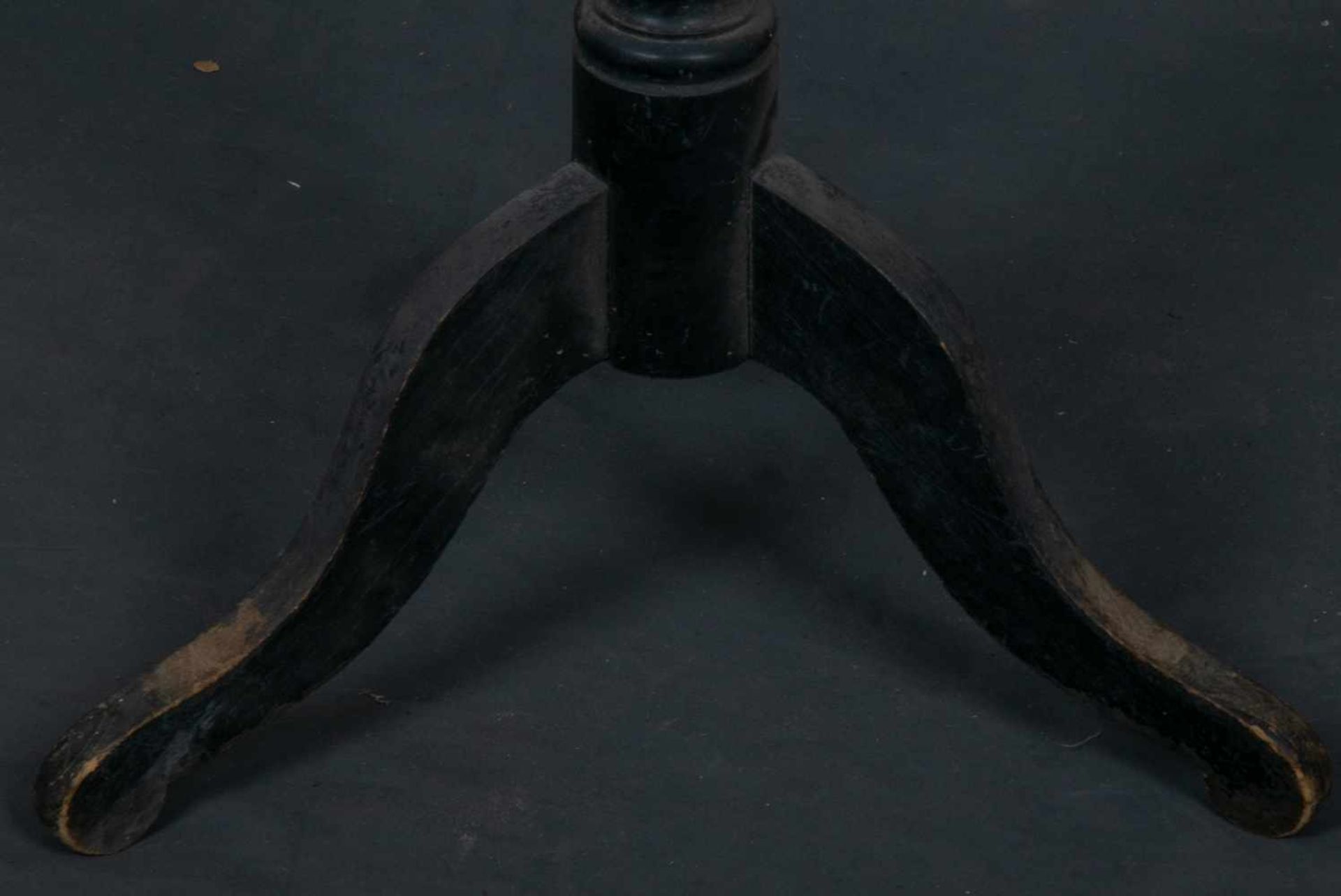 Schneiderpuppe um 1900/20. Schwarz lackierter 3beiniger Standfuß mit verstellbarem "Oberkörper". - Bild 6 aus 6