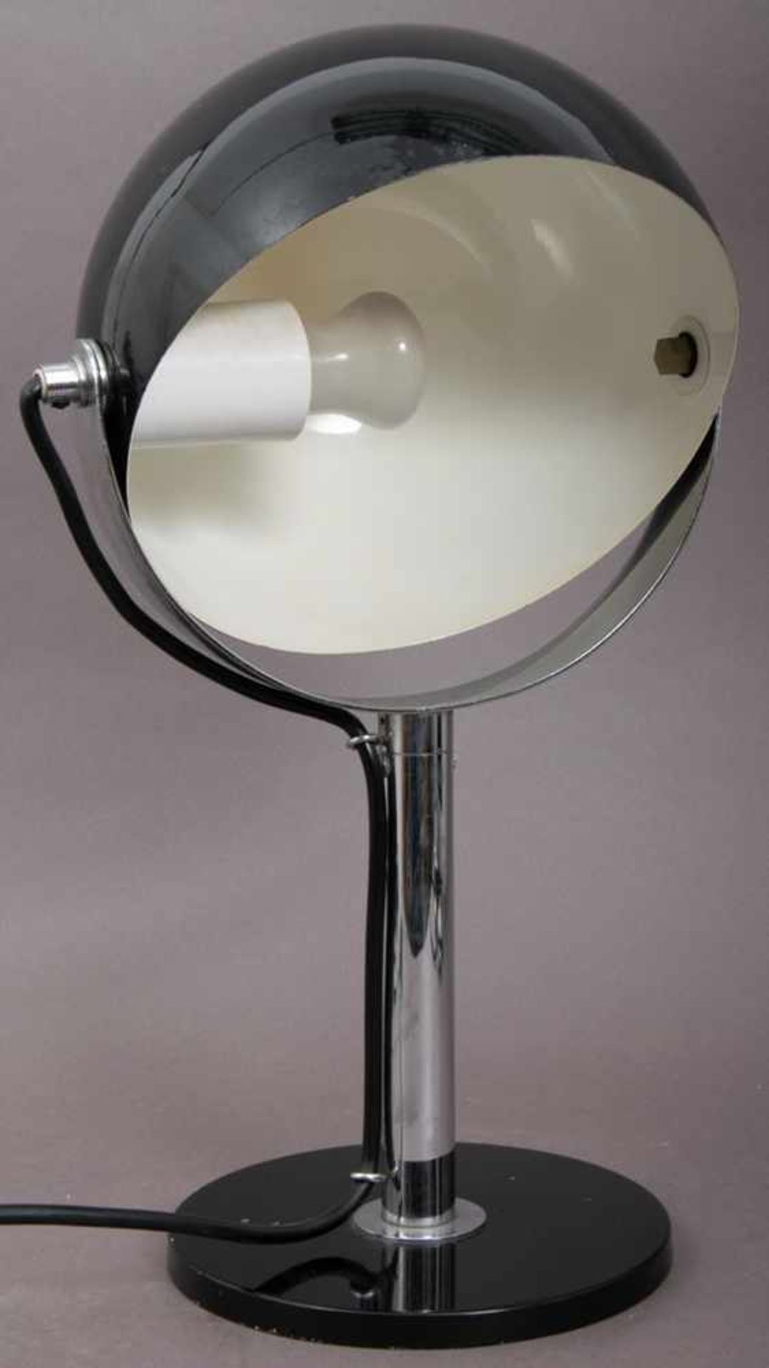 Klassische Schreibtischlampe/Tischlampe.Schwarz lackiertes & verchromtes Metall, drehbarer, runder - Bild 2 aus 7