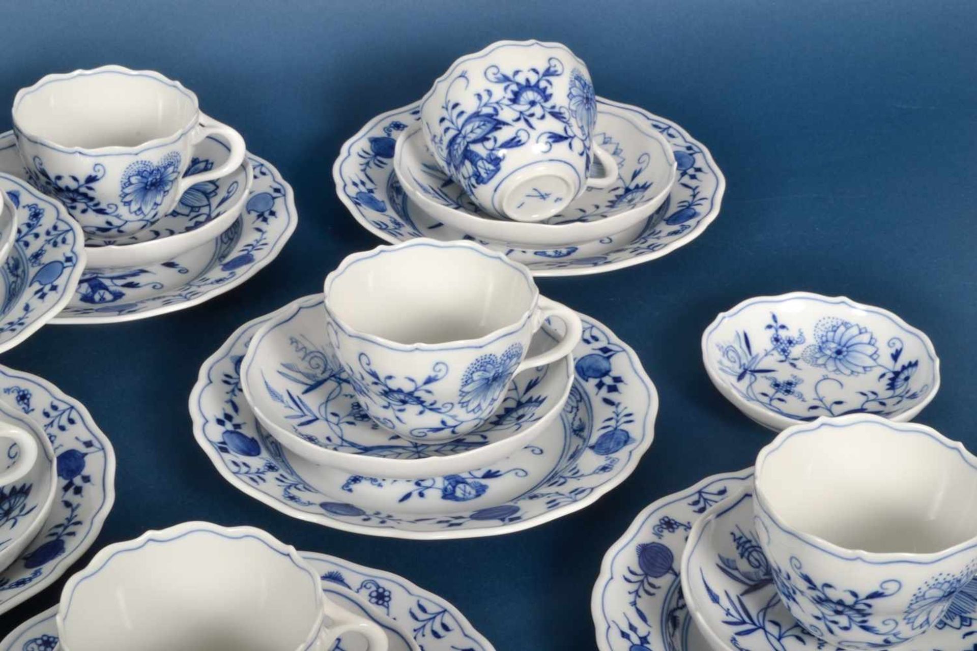 12 dreiteilige Kaffeegedecke ( 1 Tasse fehlt), Meissen, Schwertermarke, bestehend aus 11 Tassen, - Bild 4 aus 5