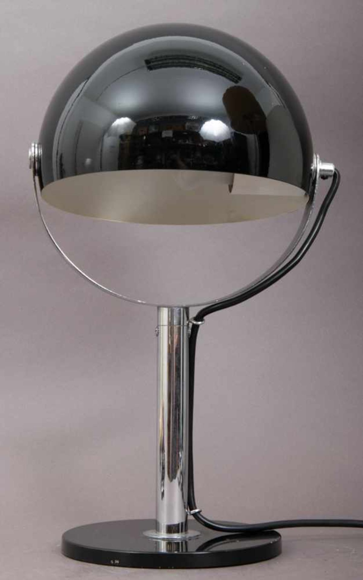 Klassische Schreibtischlampe/Tischlampe.Schwarz lackiertes & verchromtes Metall, drehbarer, runder - Bild 4 aus 7