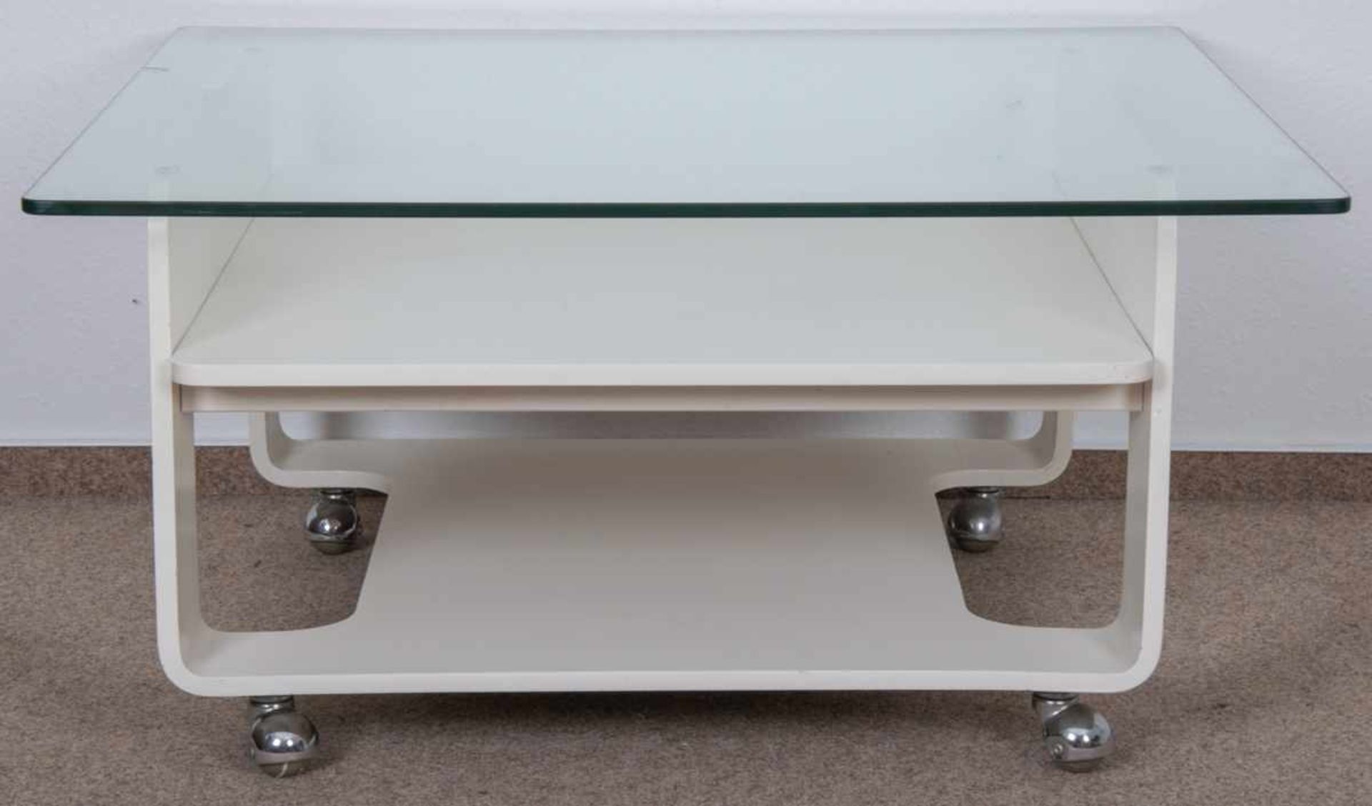 Couchtisch der 1960er/70er Jahre, weiß lackiertes Tischgestell aus gebogenem Holz(?), auf Rollen, - Image 6 of 9