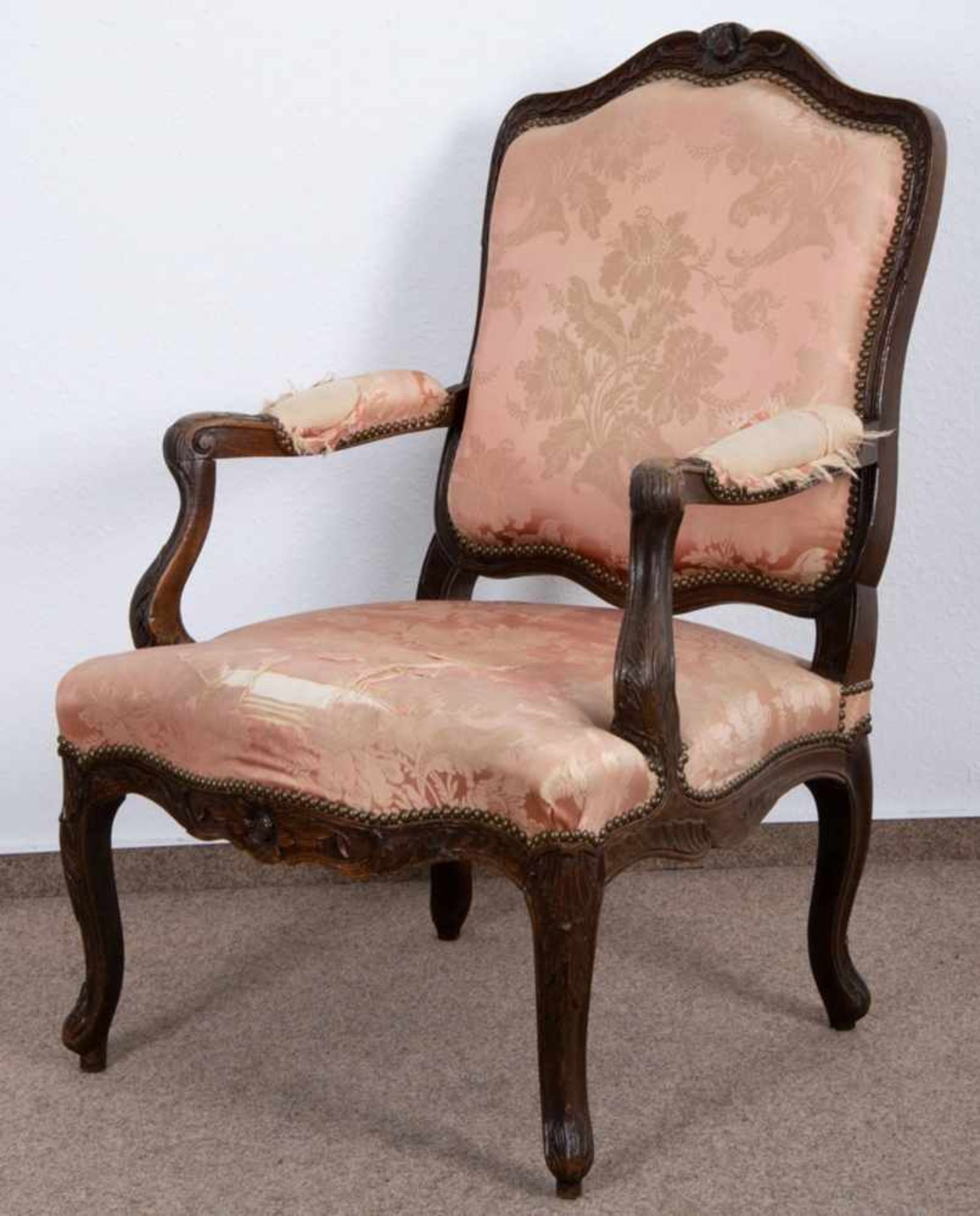 Louis XV Fauteuil/Armlehnstuhl, Barock 18./19. Jhd. Zarge monogrammiert: "T. G.". Geschnitztes