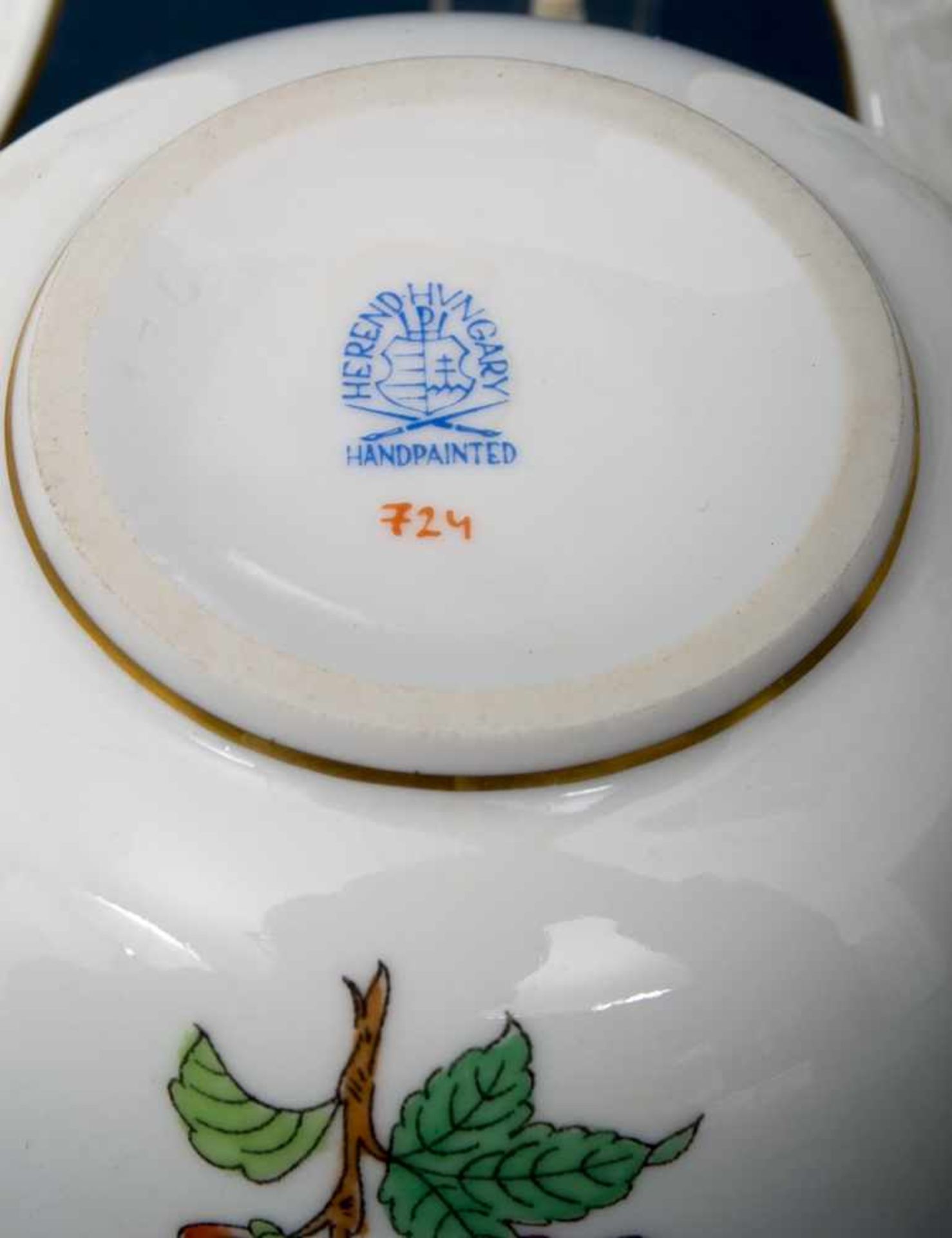 Zweiteiliges Herend Kaffeegedeck (Tasse mit Untertasse), Weißporzellan mit polychromer, floraler - Bild 5 aus 7