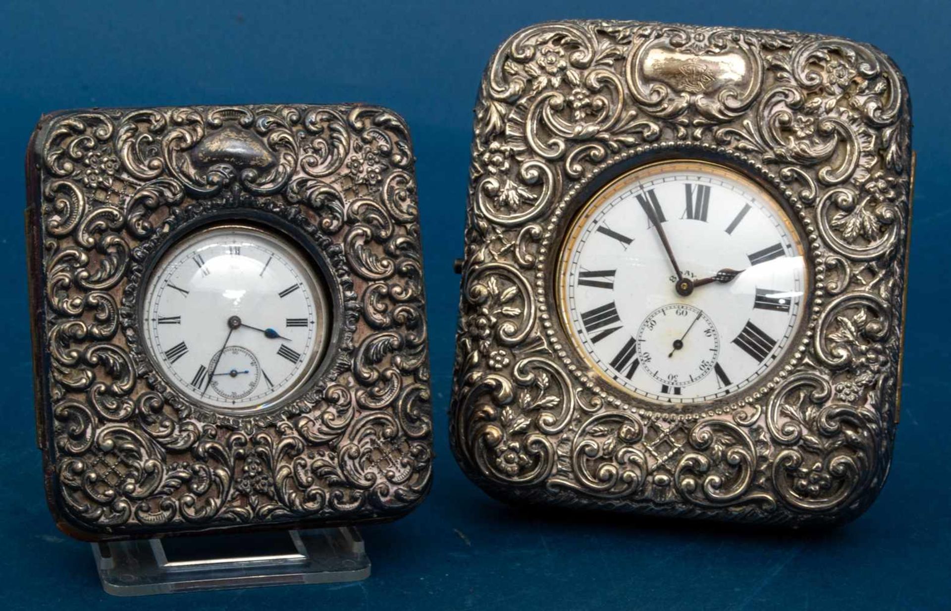 2 antike Taschenuhren (1 x Silber) in prächtig mit 925er Sterlingsilbermonturen verzierten