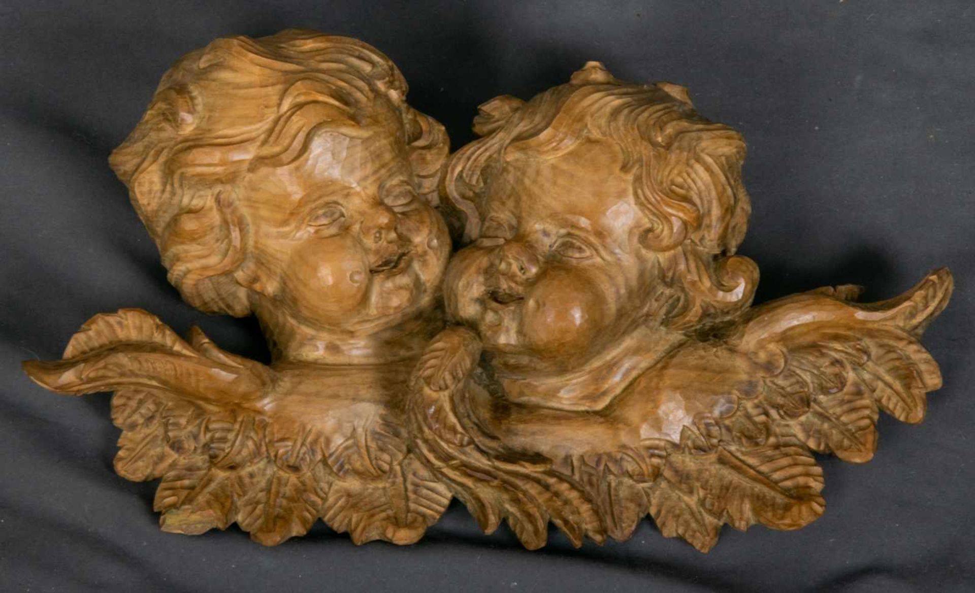 "Engelspaar"- dekorative Holzschnitzerei, 20./21. Jhd., Länge ca. 37 cm.- - -20.00 % buyer's premium