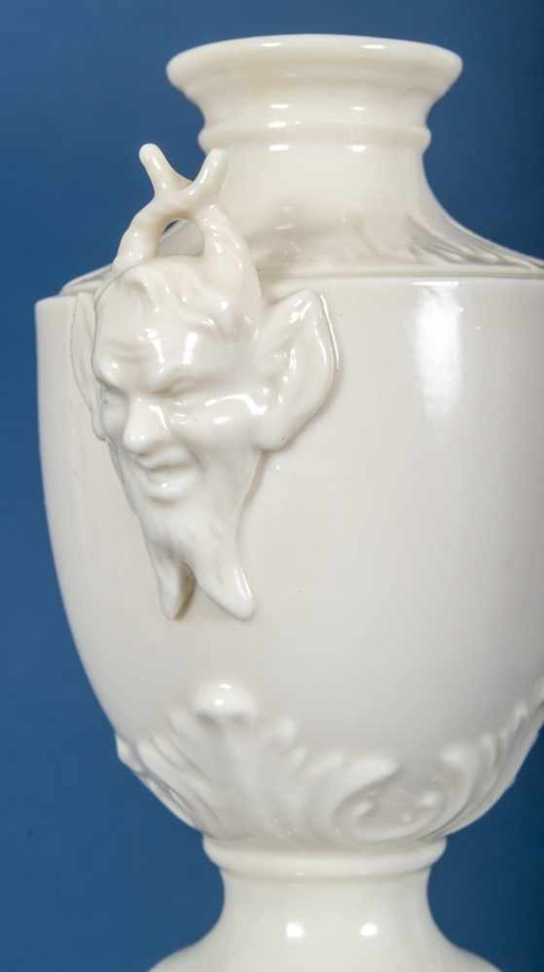 Pokalvase auf Sockel, Vase seitlich mit Satyren als Handhaben. Nymphenburger Porzellan. Höhe ca. - Image 4 of 5