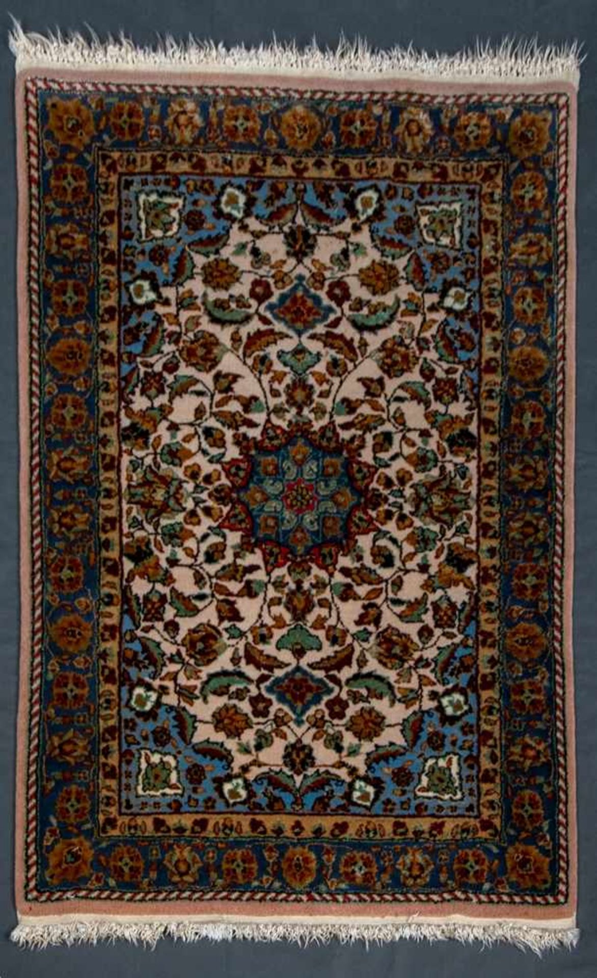 Kleine, iranische Teppichbrücke, heller Fond mit versch. Florhöhen, zentrales Medaillon. Ca. 63 x 90 - Bild 2 aus 9
