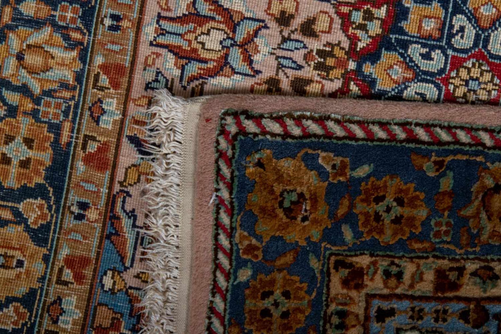 Kleine, iranische Teppichbrücke, heller Fond mit versch. Florhöhen, zentrales Medaillon. Ca. 63 x 90 - Bild 9 aus 9