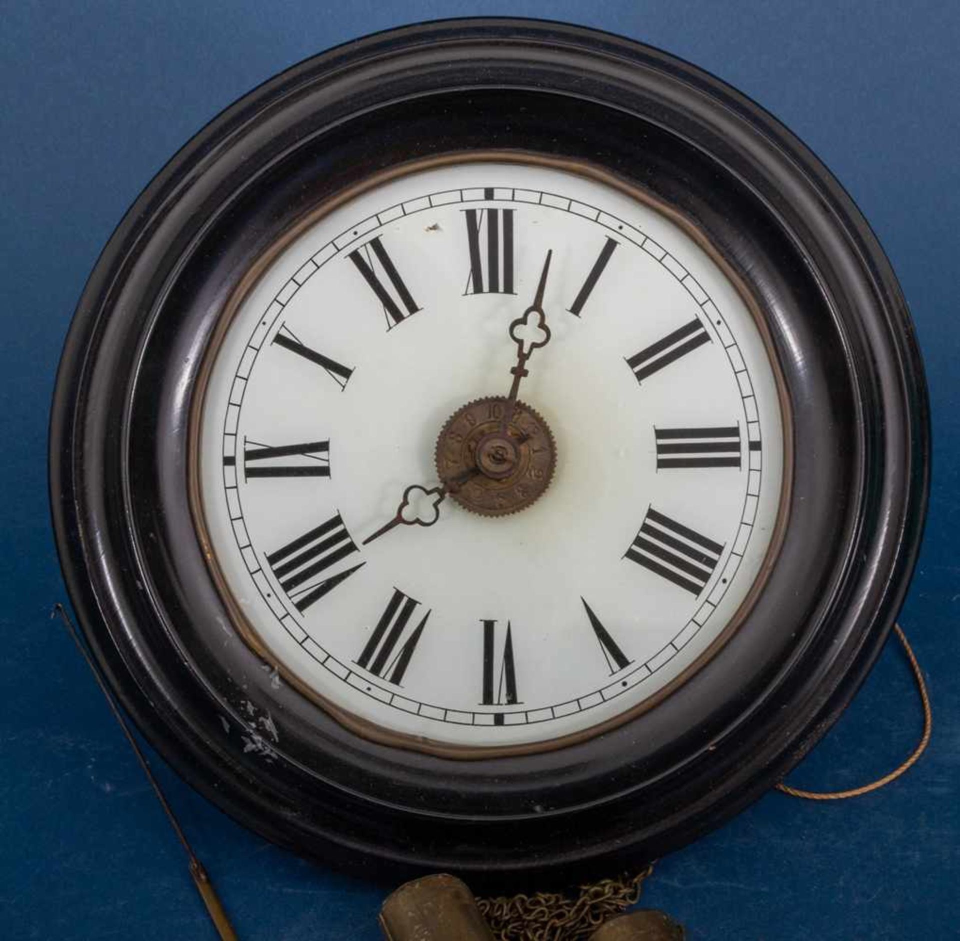 Antike Wanduhr um 1900. Ebonisiert gerahmtes, rundes Ziffernblatt mit röm. Ziffern. Ungeprüftes, - Bild 2 aus 8