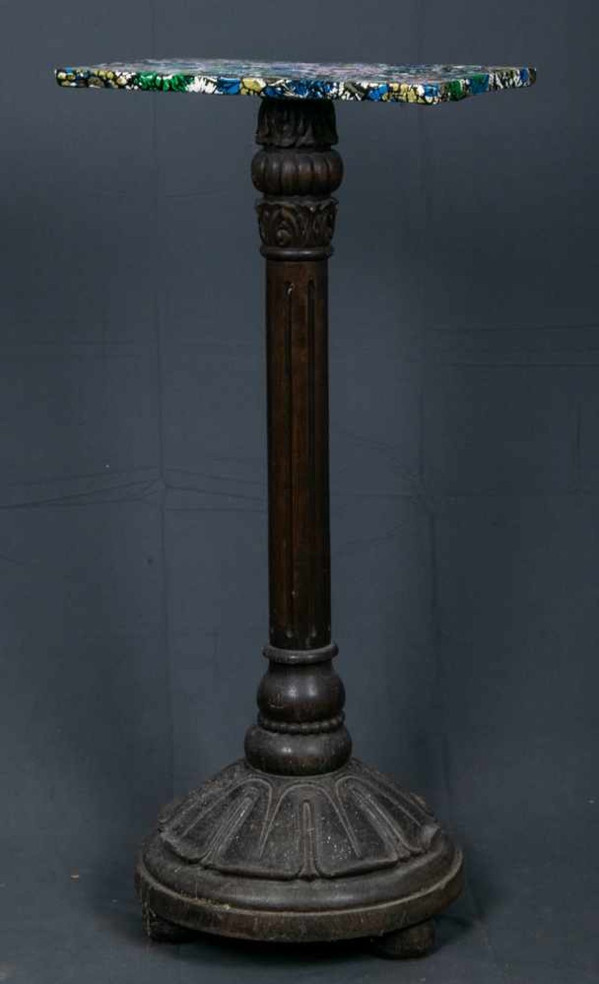 Säulenartiger Beistelltisch, z. B. für eine Büste o. ä., geschnitzter Holzfuß, dunkel gebeizt, - Bild 5 aus 5