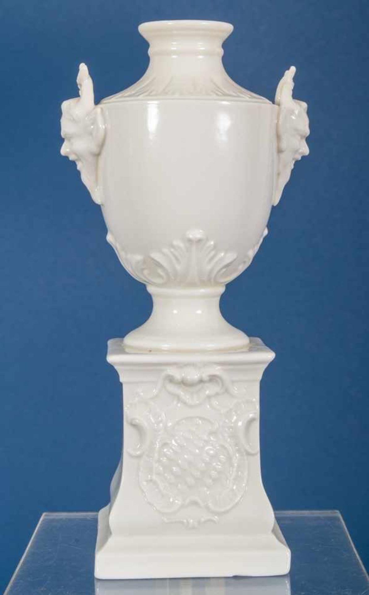 Pokalvase auf Sockel, Vase seitlich mit Satyren als Handhaben. Nymphenburger Porzellan. Höhe ca.