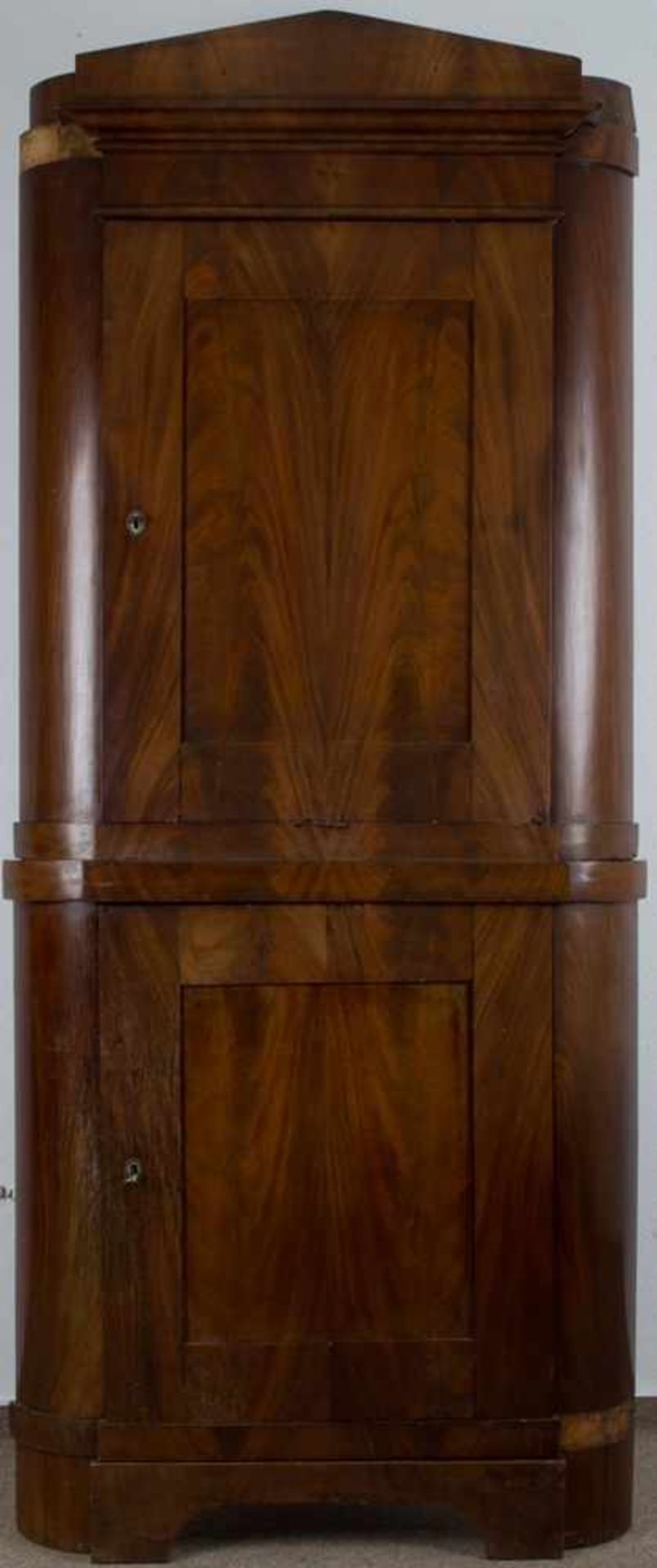 Eckschrank. Norddeutsches Biedermeier um 1820/30. Mahagoni massiv & furniert, zweitüriger Korpus.