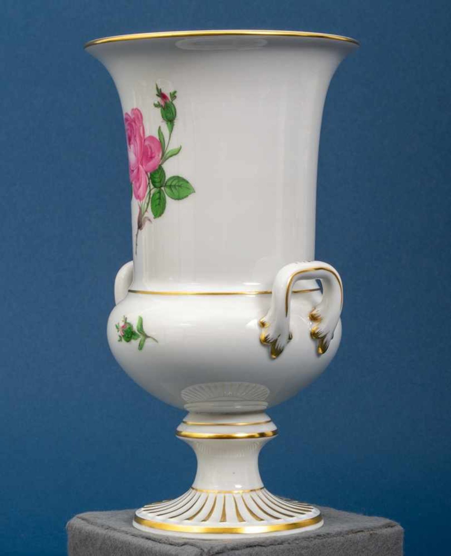 Pokalvase. Meissen. Schwertermarke mit 2 Schleifstrichen = 3. Wahl. Höhe ca. 20 cm. Weißporzellan - Bild 2 aus 7