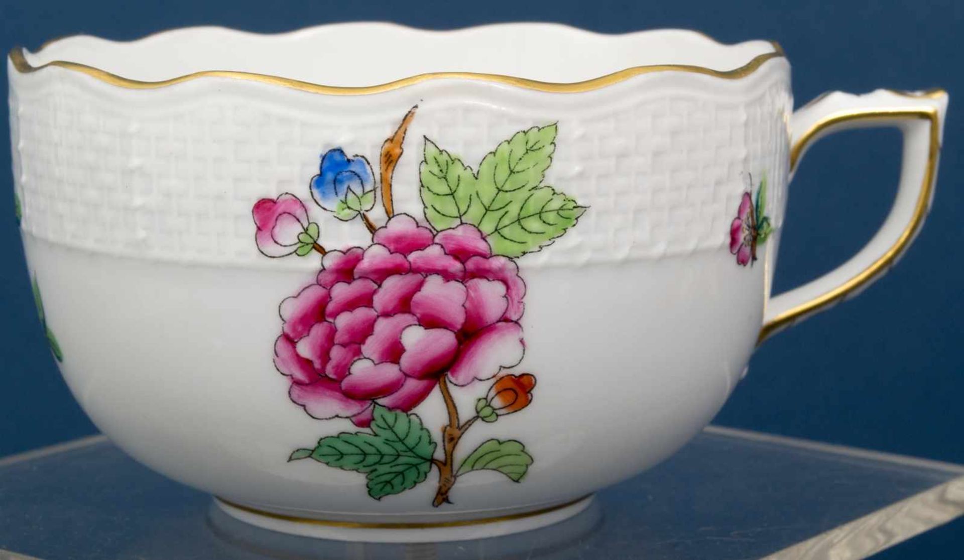 Zweiteiliges Herend Kaffeegedeck (Tasse mit Untertasse), Weißporzellan mit polychromer, floraler - Bild 2 aus 7