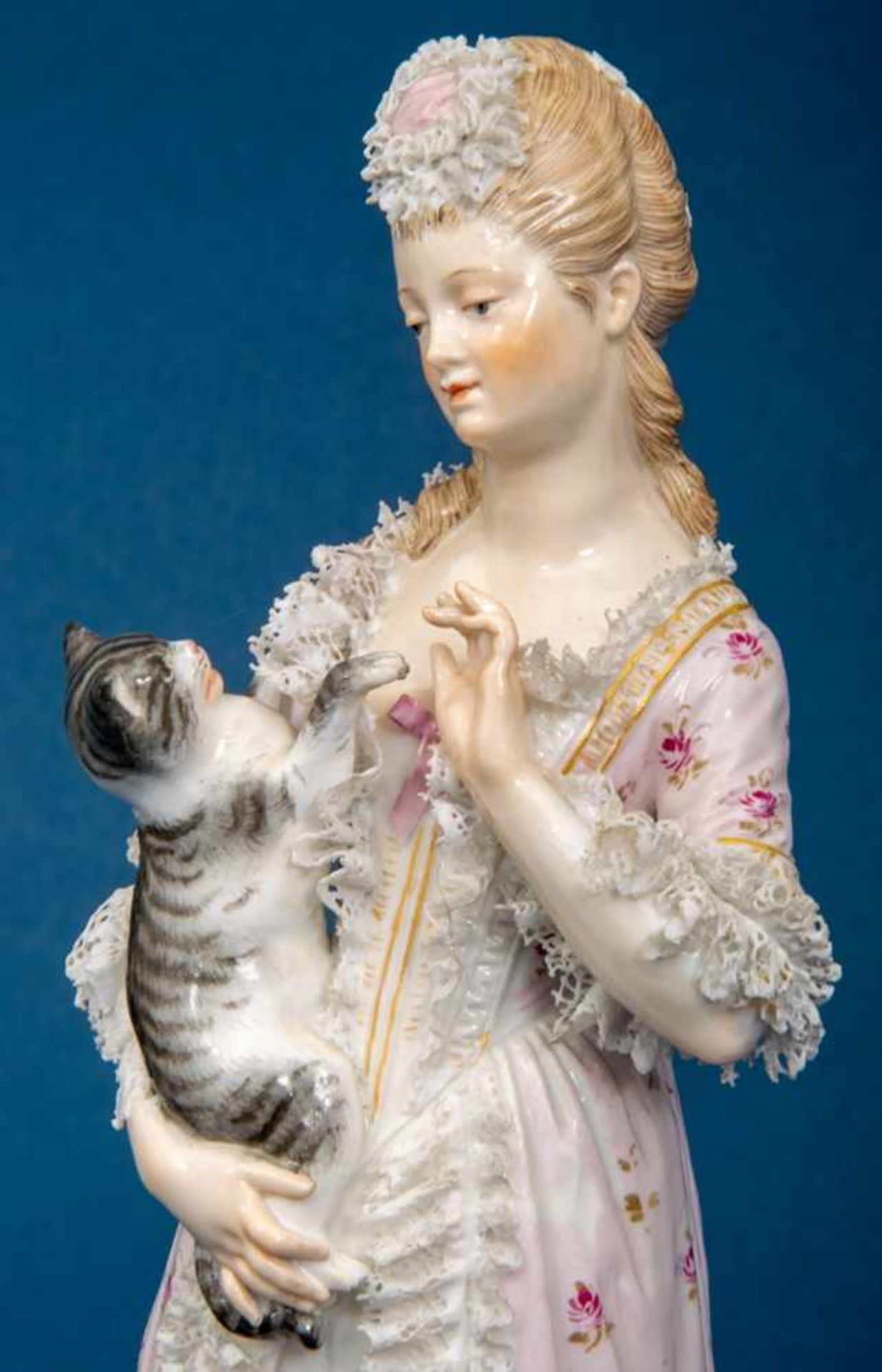 "Galante junge Dame mit Katze". Meissen, Schwertermarke, 1. Wahl, Modellno. L 163, Entwurf von Jacob - Bild 2 aus 7