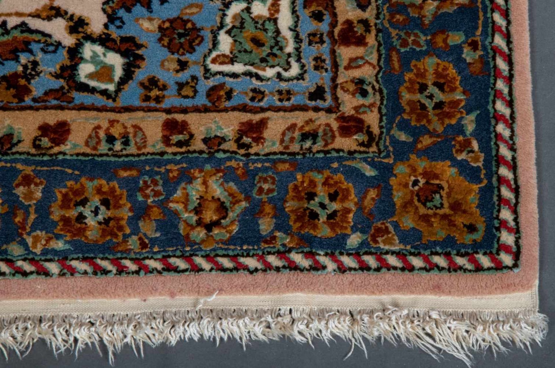 Kleine, iranische Teppichbrücke, heller Fond mit versch. Florhöhen, zentrales Medaillon. Ca. 63 x 90 - Bild 4 aus 9