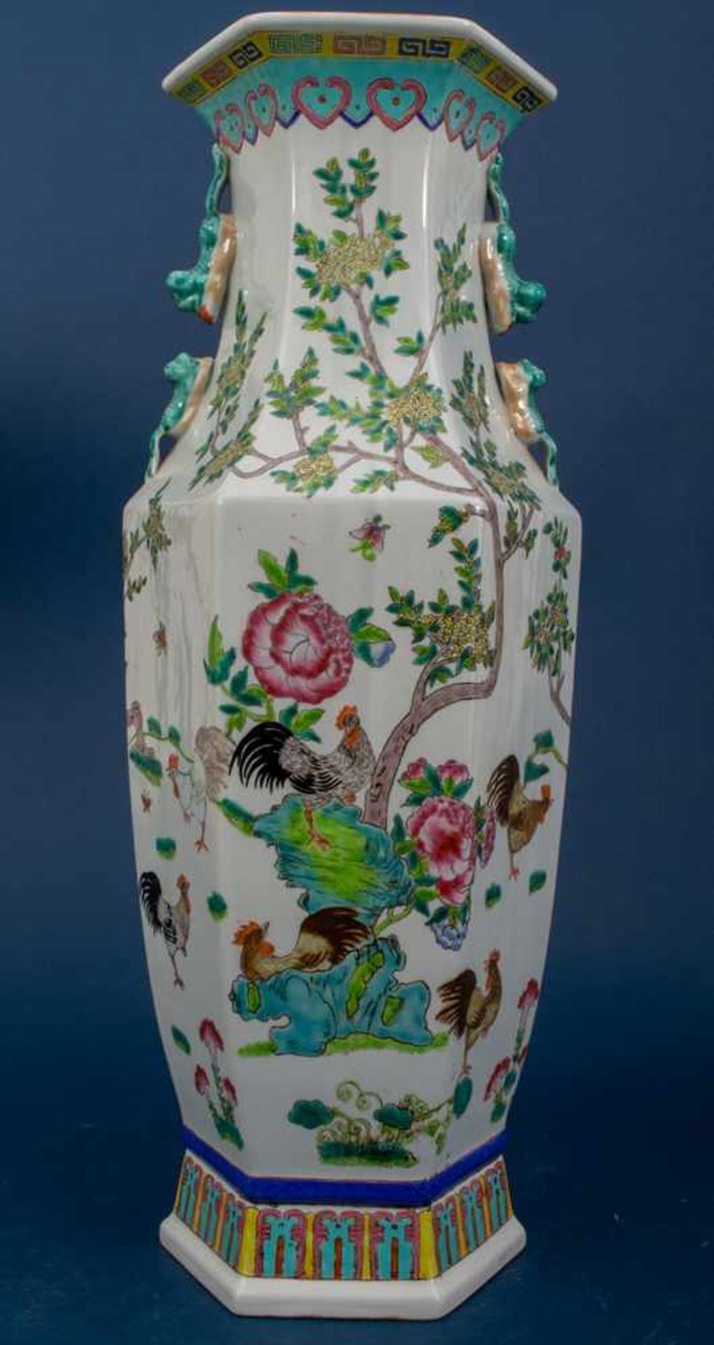 Bodenvase. China, 20. Jhd. Sechskantiger Vasenkörper mit reicher, farbenfroher Bemalung mit