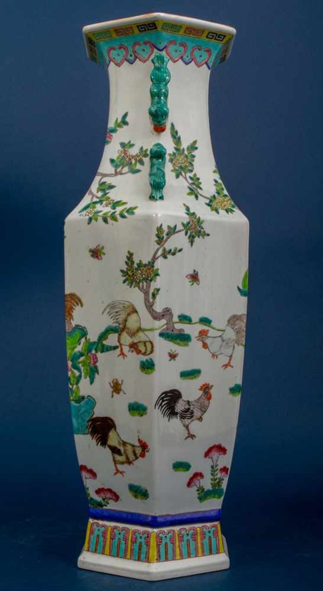 Bodenvase. China, 20. Jhd. Sechskantiger Vasenkörper mit reicher, farbenfroher Bemalung mit - Bild 7 aus 11