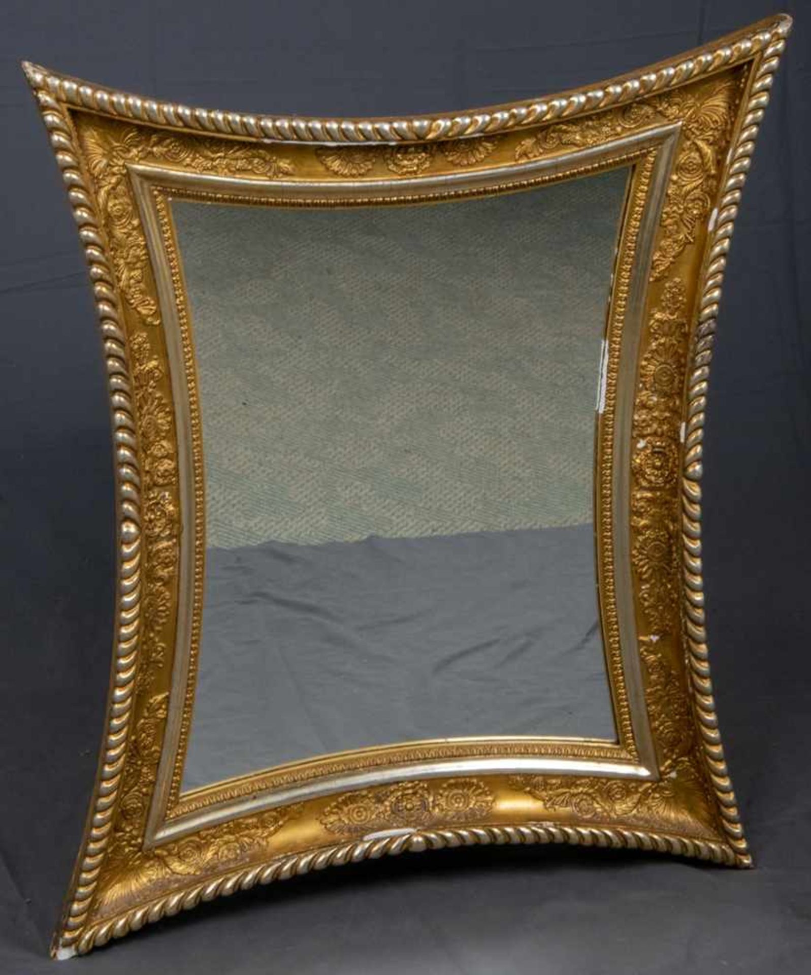 Äußerst eleganter Empirespiegel um 1800/20. Allseitig konkav geschwungener Rahmen mit - Bild 2 aus 7