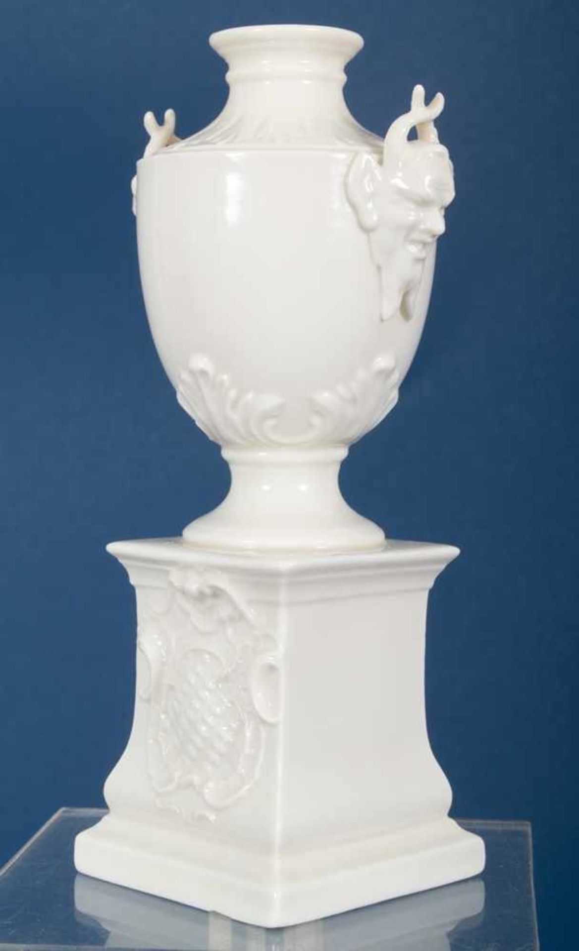 Pokalvase auf Sockel, Vase seitlich mit Satyren als Handhaben. Nymphenburger Porzellan. Höhe ca. - Image 2 of 5