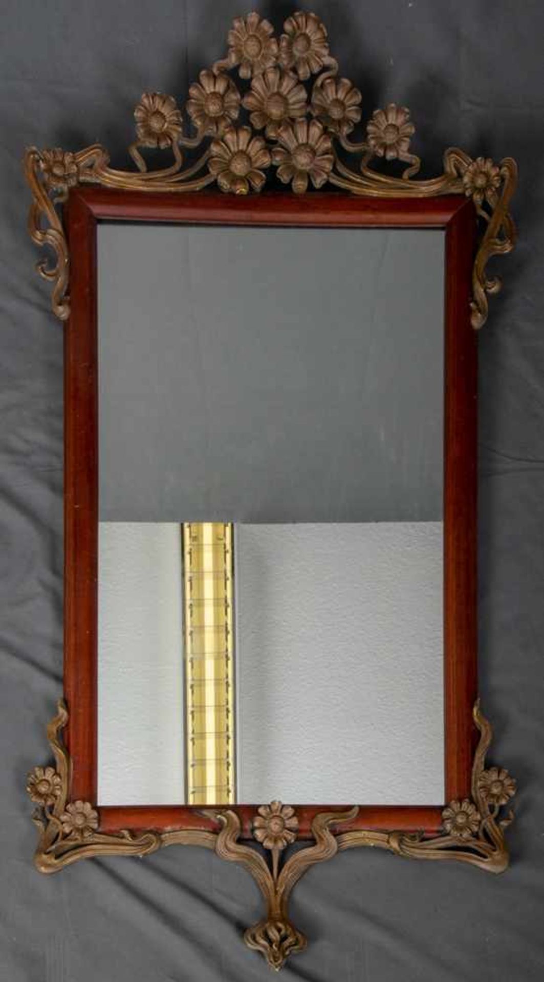 Antiker Spiegel, Jugendstil um 1900, rechteckiger Spiegelrahmen mit angesetztem Stuckrankendekor (
