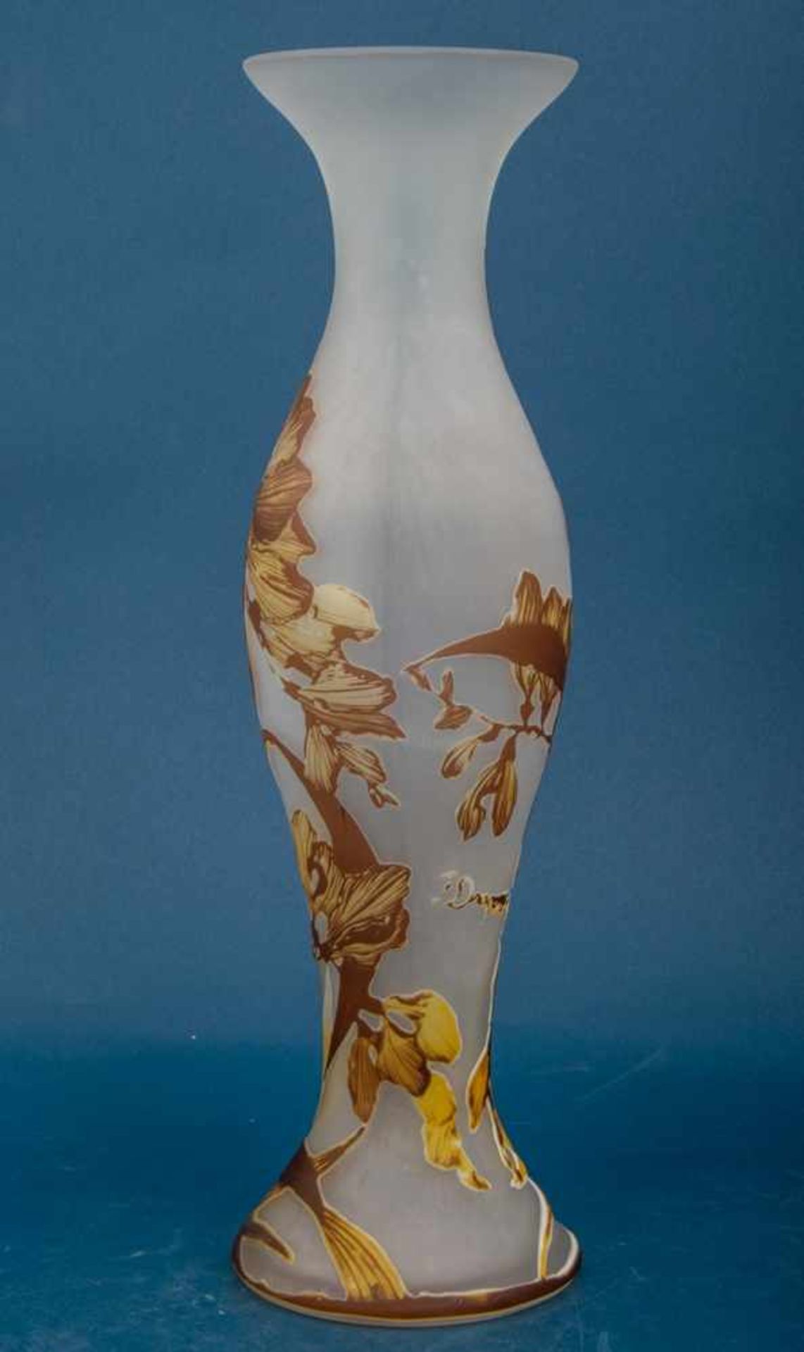 Dekorative Glasvase, mehrfach farbig überfangene Glasvase mit plastisch geschliffenem Floraldekor, - Image 3 of 6